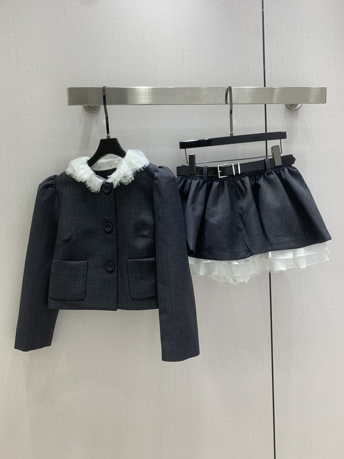 NO:544808,Highly recommended MIU*2025 early autumn new product Lace sequin lace collar doll small jacket belt puffy short skirt separate batches A set of upper body visually makes the legs look longer. Shorts lining inside with design to prevent exposure. Doll collar spliced ​​lace embellishment makes the overall look sweeter and more detailed. Whether it is commuting to work or on dates and shopping, it is full of return rate. One color SML code High-quality jacket AB,,miumiu, skirts, shorts, jackets & coats,alexander wang19860909强烈推荐 MIU*2025早秋新品 蕾丝亮片花边领娃娃款小外套腰带蓬蓬短款小半裙 分开批 一套上身视觉感上特别显腿长 内里有短裤内衬设计防走光 娃娃领拼接蕾丝点缀让整体更显甜美又不失细节感 无论是上班通勤或者约会逛街都是满满回头率 一个色 SML码 高品质外套AB,,miumiu,skirts,shorts,jackets & coats,alexander wang,Women's clothing