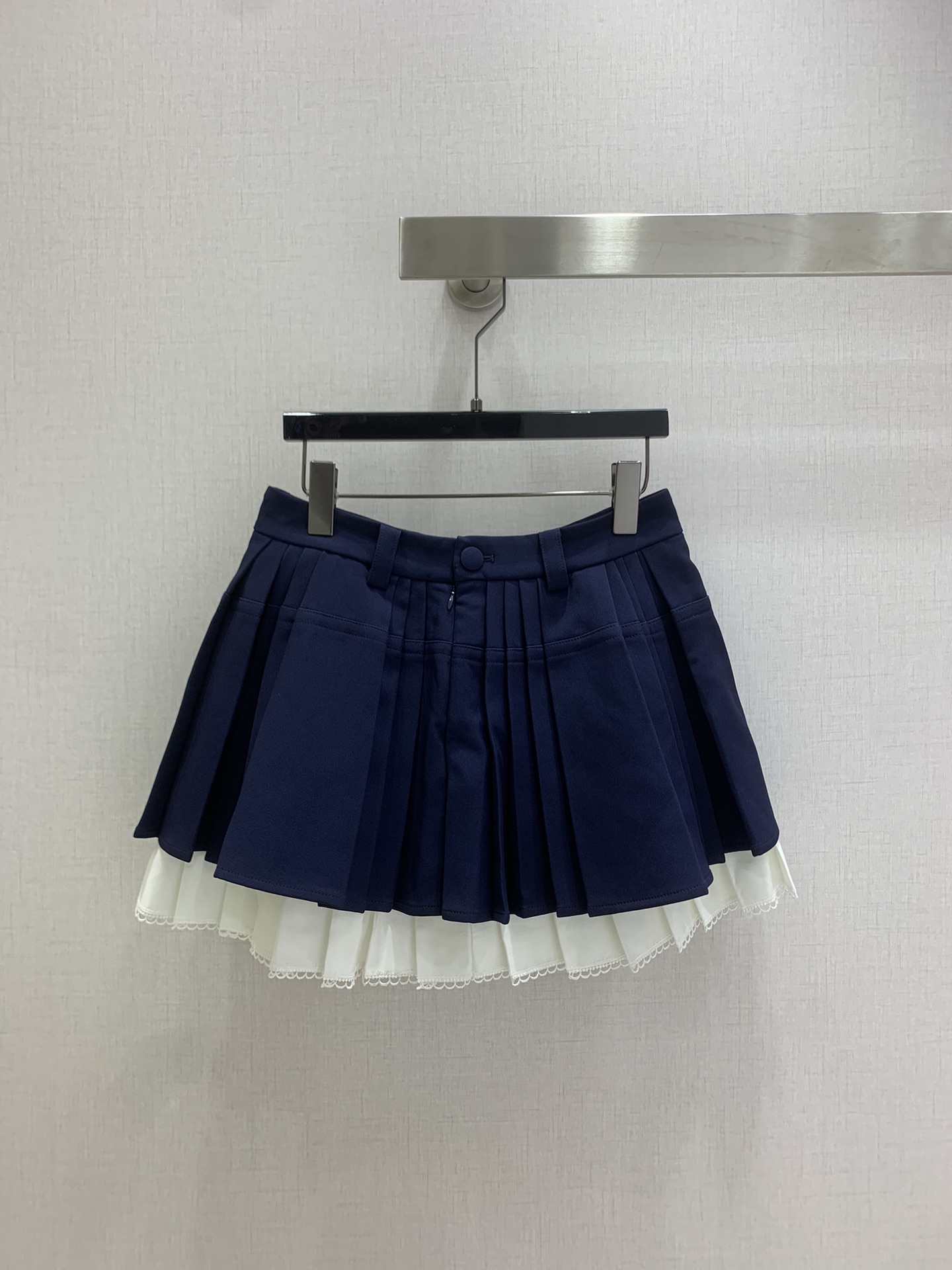 NO:544844,Highly recommended MIU*2025 early autumn new product, fake two-piece pleated skirt, imported worsted fabric, a must-have item for fashionable nerds, literary girls, safety pants in the inner, anti-exposure, long-legged artifact, sweet and salty temperament, versatile and not picky, mix and match when seasons alternate, super retro and fashionable, one color, SML code, high-quality ABC,,miumiu, skirts, alexander wang19860909强烈推荐 MIU*2025早秋新品 假两件压褶半裙 进口精纺面料质感超赞 时髦书呆子文艺少女必入单品 内里安全裤设计防走光 大长腿神器绝绝子 可甜可盐气质百搭不挑人 季节交替时混搭超复古时髦 一个色 SML码 高品质ABC,,miumiu,skirts,alexander wang,Women's clothing