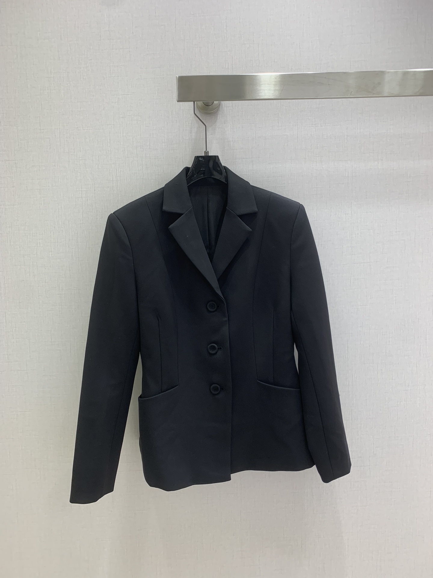 NO:544831,Highly recommended DIO*2025 early autumn new product, extremely simple-breasted suit jacket, lapel shoulder pad suit with gun neckline, retro and high-end feeling, three-dimensional tailoring waist-closing style fits the human body curve, making it more upright and slim, custom wool-blend fabric with a crisp texture, stylish, capable and elegant, very practical, easy to match for daily commuting, three colors SML code, high quality ABC,,dior, jackets & coats,business suit,alexander wang19860909强烈推荐 DIO*2025早秋新品 极简单排扣西装外套 翻领垫肩西装搭配枪驳领口复古高级感满满 立体剪裁收腰版型贴合人体曲线 更显挺拔苗条 定制羊毛混纺面料质感挺括有型干练优雅 实穿性很高 通勤日常都很好搭 三个色 SML码 高品质ABC,,dior,jackets & coats,business suit,alexander wang,Women's clothing