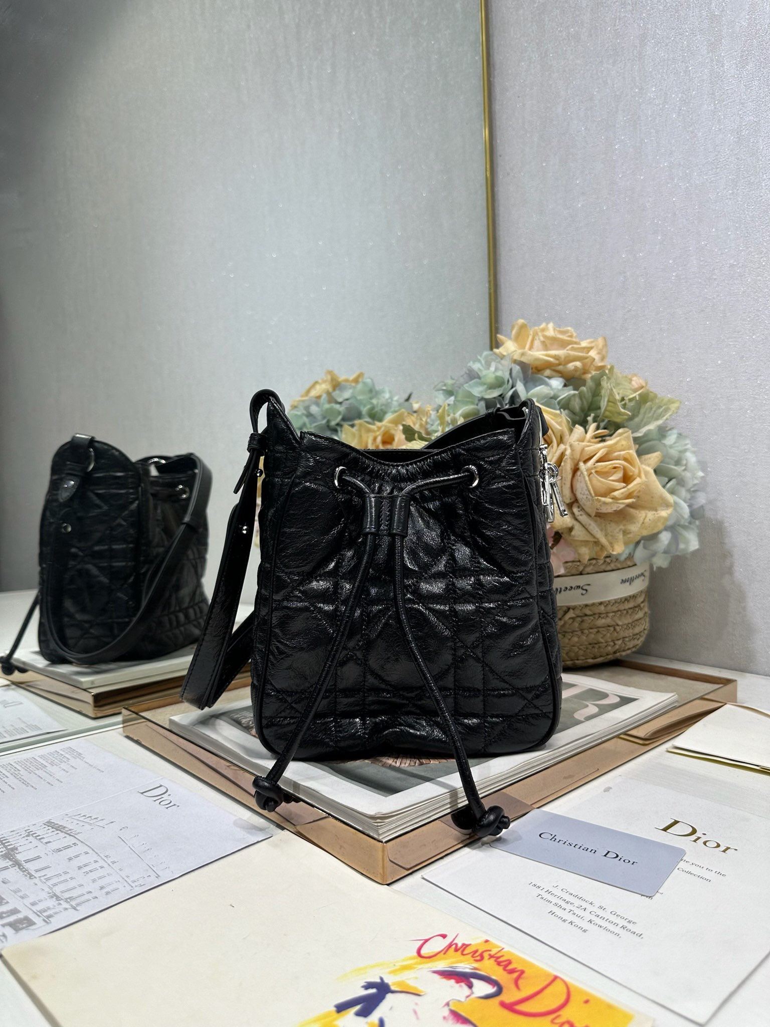 NO:558095,The small D-Motion handbag 'Black Pleated' comes with a scannable high-version 163 transcoding chip!  This D-Motion handbag debuted at the Dior 2025 autumn and winter ready-to-wear collection show. It has a stylish and versatile barrel design with a unique style. It is carefully crafted with black pleats and decorated with an oversized cannage pattern. It has a soft silhouette with a drawstring closure. The spacious interior compartment has a zipper pocket and two side slip pockets to store a variety of daily necessities. The small style is decorated with silver buckle-finished metal D.I.O.R.  The charm adds sophistication and comes with an adjustable shoulder strap with a sliding design that can be worn on the shoulder or across the body. D.I.O.R. charm Drawstring closure Adjustable leather shoulder strap 2 internal slip pockets Internal zip pocket Model 2851 Dimensions 17 x 19.5 x 11 cm (L x H x W) Can store 1 mobile phone, 1 wallet, 1   card holder, sunglasses and lipstick, Dior, dior, wallets19860909小号 D-Motion 手袋「黑色褶皱」带可扫描高版本163变码芯片！ 这款 D-Motion 手袋于迪奥二零二五秋冬成衣系列发布秀精彩亮相,时尚百搭的桶式设计别具一格.采用黑色褶皱精心制作,饰以超大藤格纹,柔软的版型搭配抽绳开合.宽敞的内部隔层设有拉链口袋和两个侧面插袋,可收纳各种日常用品.小号款式,饰以银扣饰面金属 D.I.O.R. 吊饰更显精致,搭配滑动设计的可调节肩带,可肩背或斜挎. D.I.O.R. 吊饰 抽绳开合 可调节皮革肩带 2 个内部插袋 内部拉链口袋 型号2851 尺寸17 x 19.5 x 11 厘米（长 x 高 x 宽） 可收纳 1 部手机、1 个钱包、1 个卡夹、太阳眼镜和唇膏,迪奥,dior,wallets,Bag