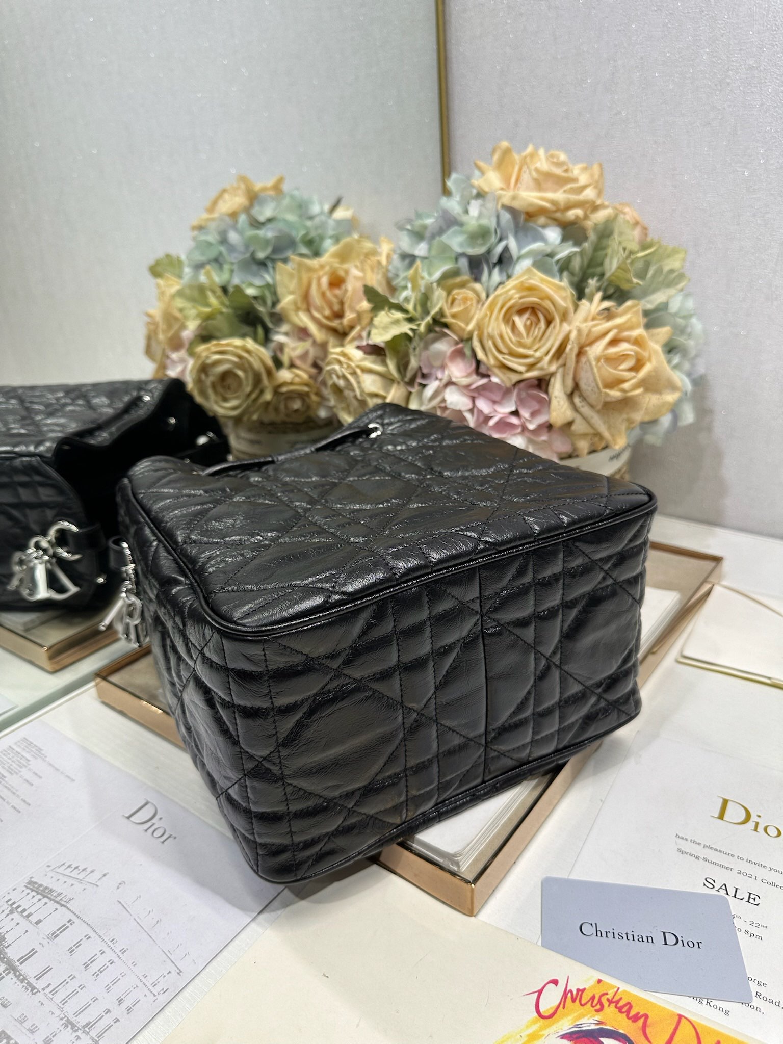 ✅中号 D-Motion 手袋「黑色褶皱」带可扫描高版本163变码芯片！
这款 D-Motion 手袋是二零二五冬季成衣系列新品，时尚实用的桶式设计，别具一格。采用黑色褶皱等材质精心制作，饰以藤格纹缉面线，柔软的版型搭配抽绳开合。带有宽敞的内部隔层、拉链口袋及两个侧面插袋，可收纳各种日常用品。中号款式，饰以银扣饰面金属 D.I.O.R. 吊饰更显精致，搭配滑动设计的可调节肩带，可肩背或斜挎。p700

D.I.O.R. 吊饰
抽绳开合
可调节皮革肩带
2 个内部插袋
内部拉链口袋

型号：2852
尺寸：23 x 24 x 13 厘米（长 x 高 x 宽）
可收纳 1 个 Voyageur 钱包、1 部手机、1 个卡夹、太阳眼镜和唇膏