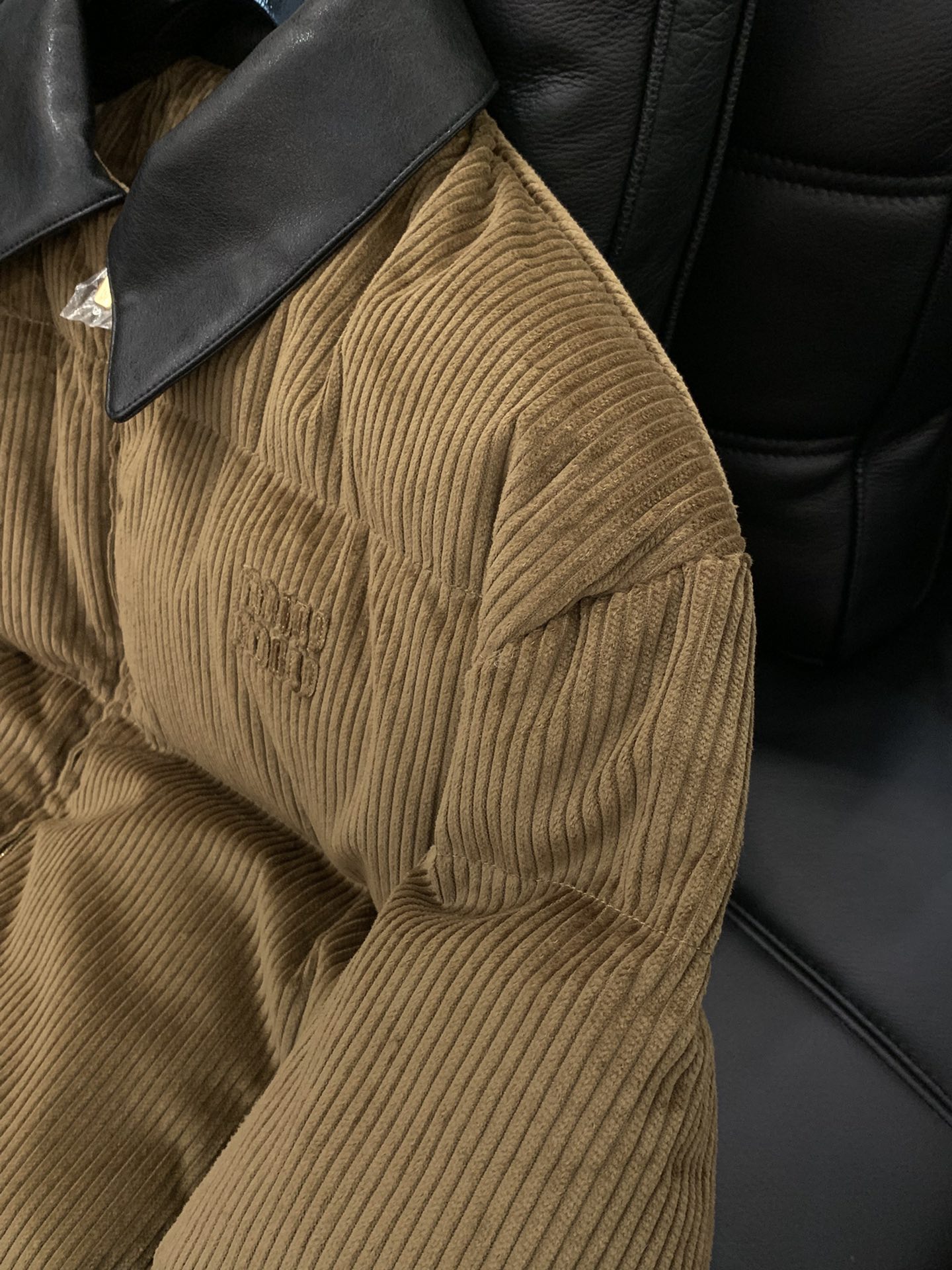 ，miu miu 2025冬季最新品，专柜同步有售，原单狠货，时尚休闲羽绒服外套，进口原版面料，上身舒适