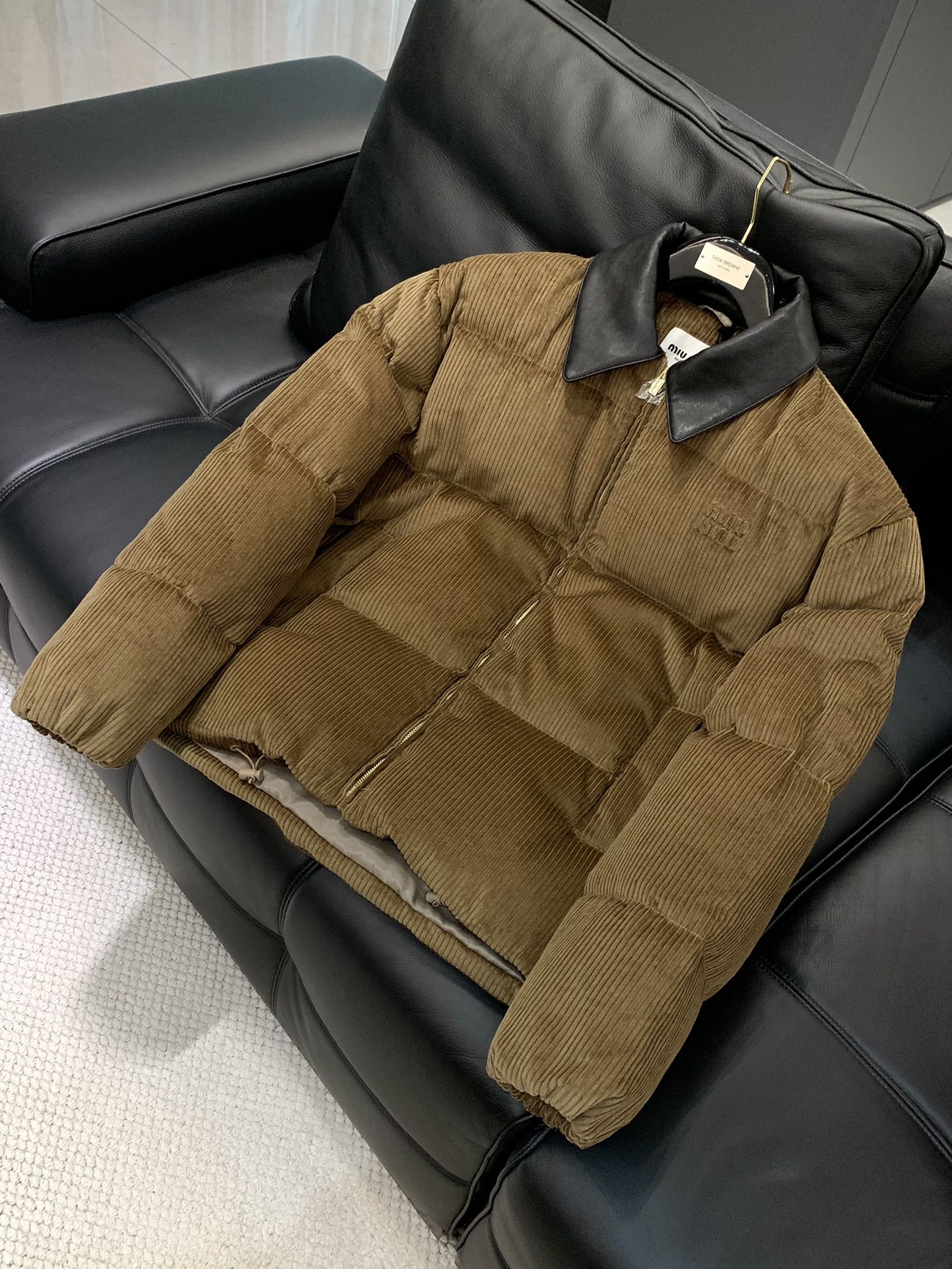 ，miu miu 2025冬季最新品，专柜同步有售，原单狠货，时尚休闲羽绒服外套，进口原版面料，上身舒适