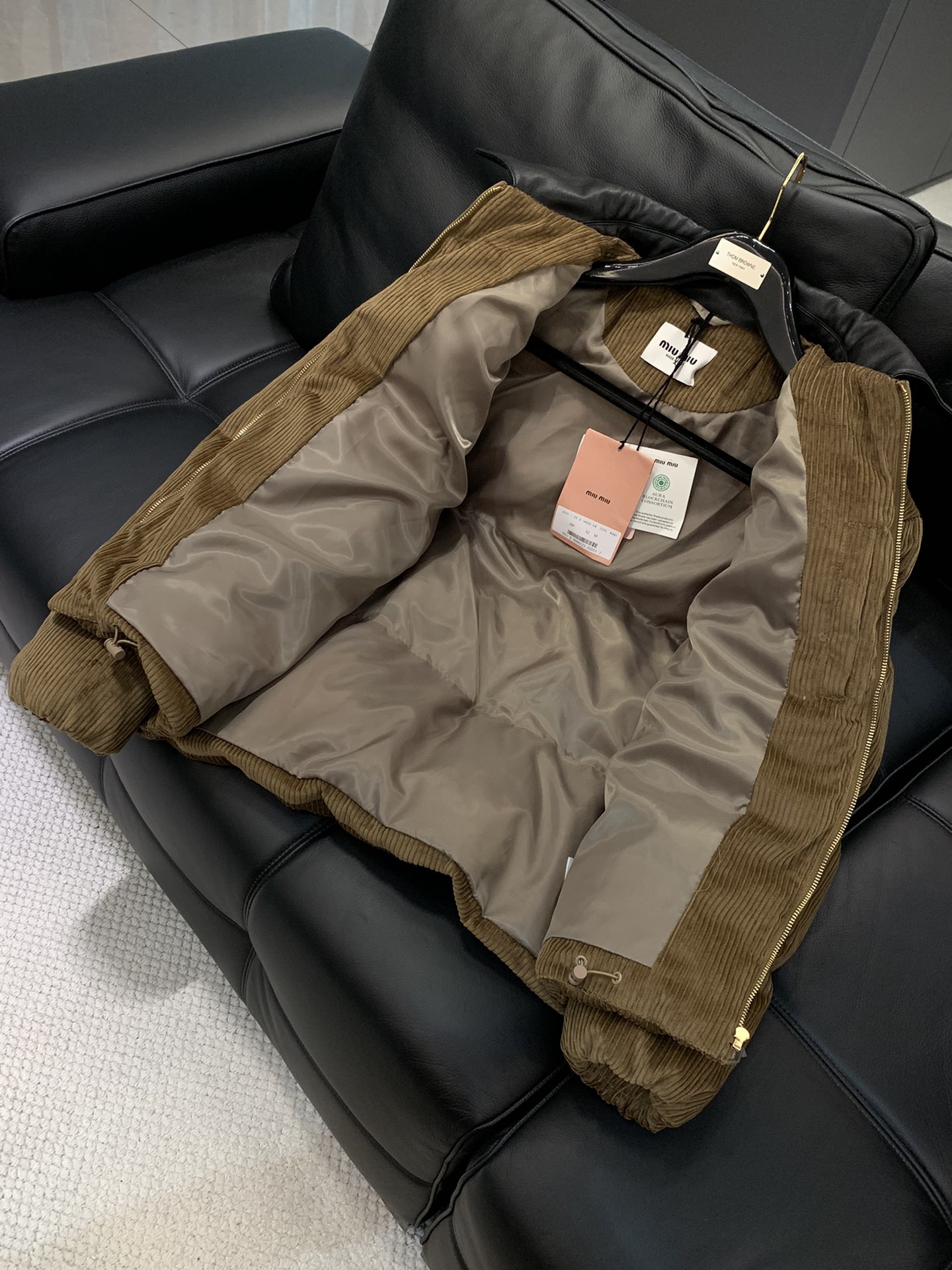 ，miu miu 2025冬季最新品，专柜同步有售，原单狠货，时尚休闲羽绒服外套，进口原版面料，上身舒适