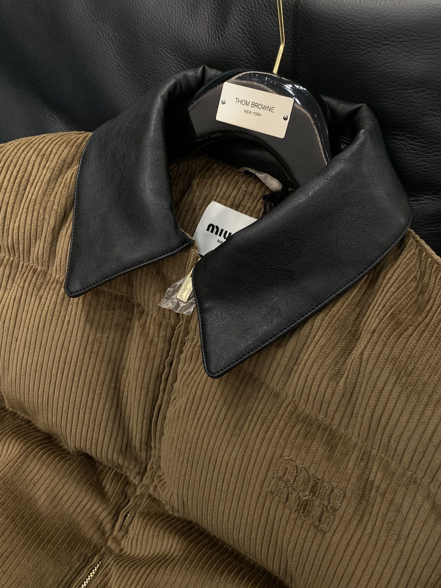 ，miu miu 2025冬季最新品，专柜同步有售，原单狠货，时尚休闲羽绒服外套，进口原版面料，上身舒适