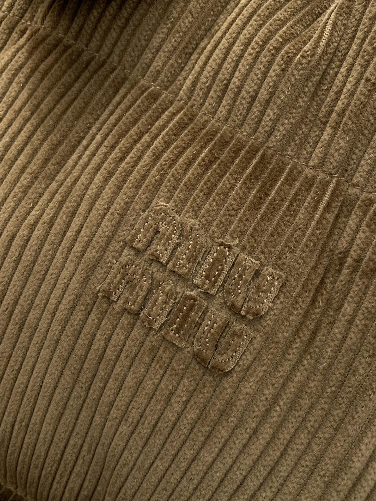 ，miu miu 2025冬季最新品，专柜同步有售，原单狠货，时尚休闲羽绒服外套，进口原版面料，上身舒适