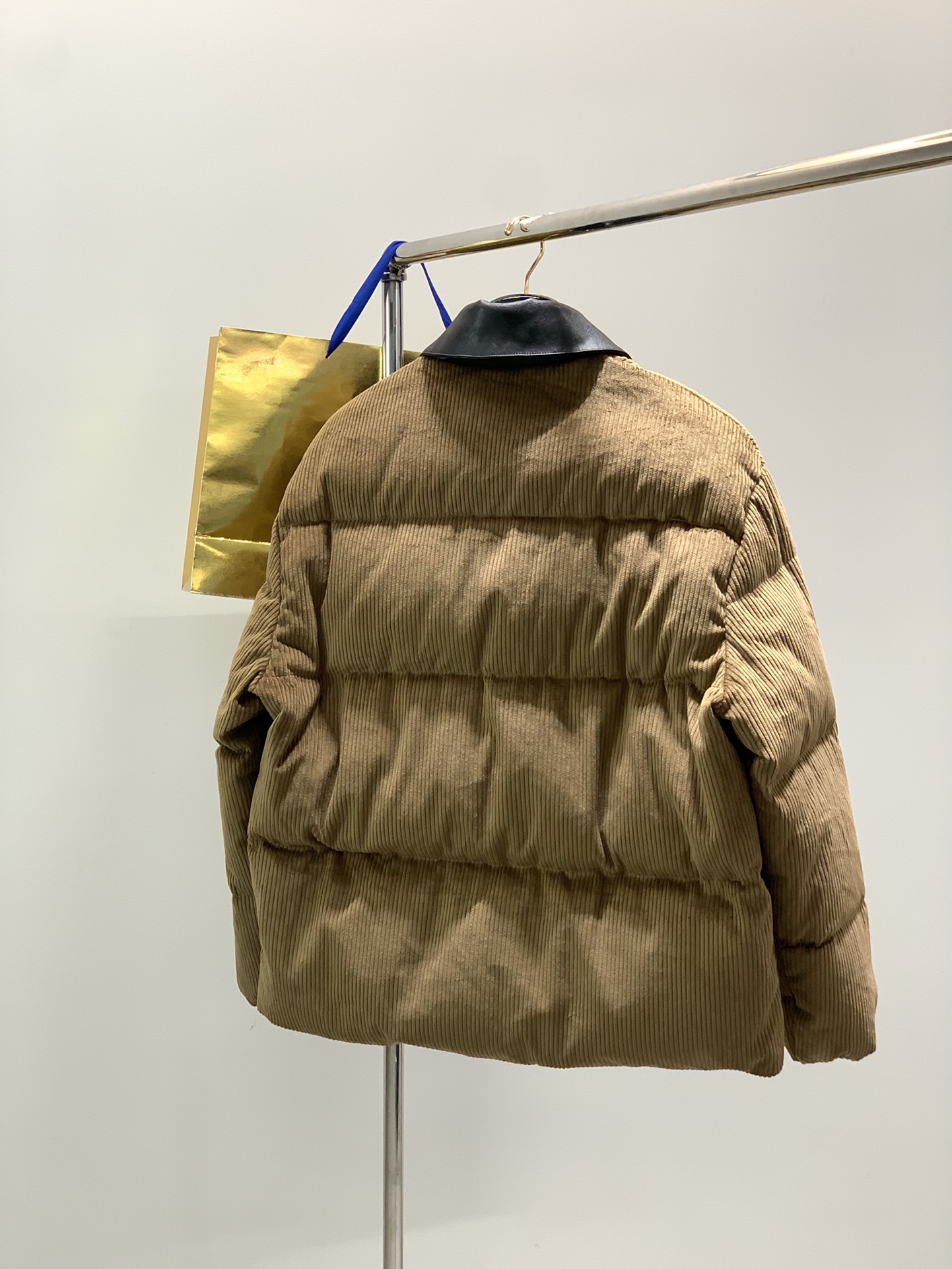 ，miu miu 2025冬季最新品，专柜同步有售，原单狠货，时尚休闲羽绒服外套，进口原版面料，上身舒适