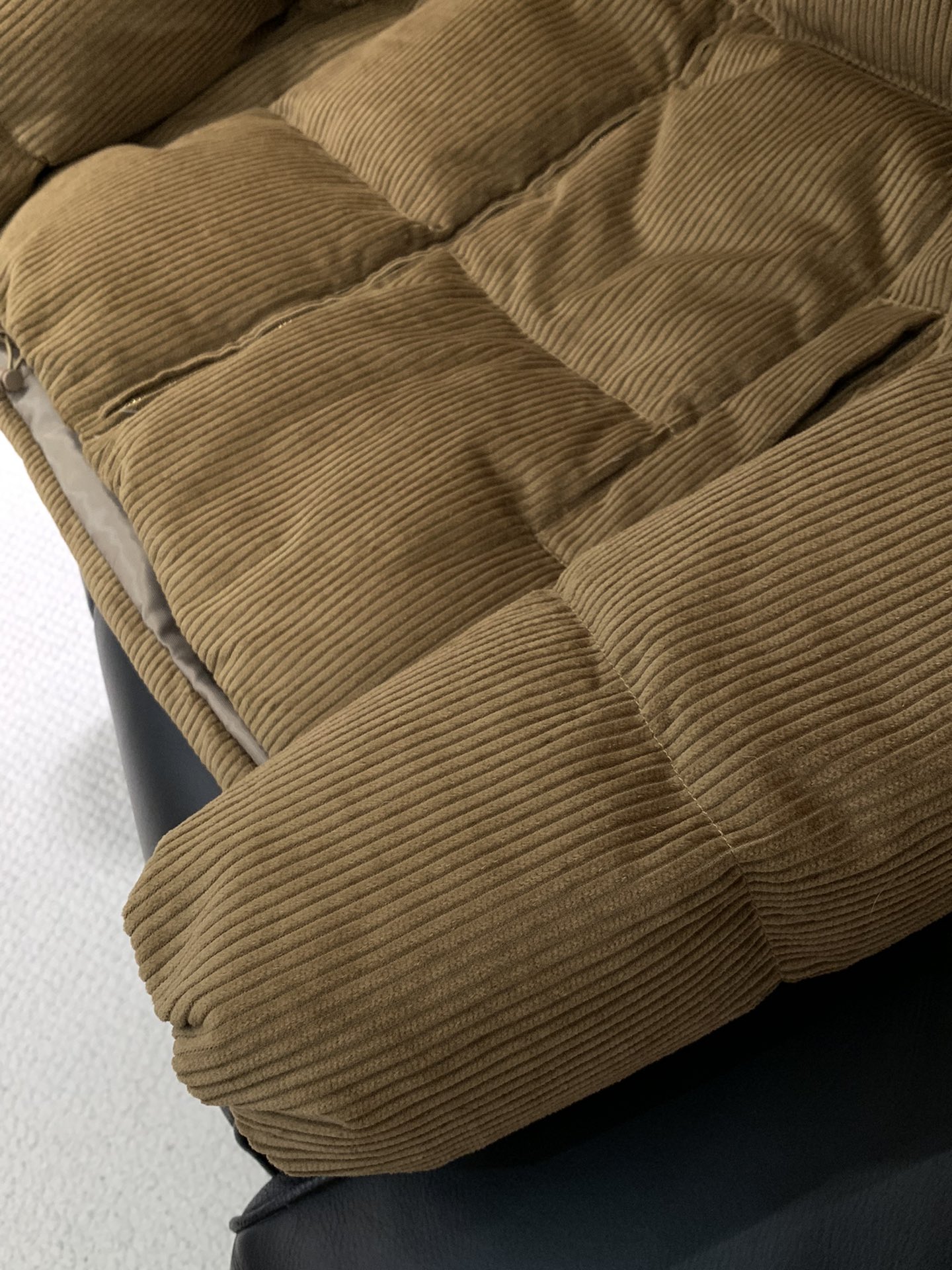 ，miu miu 2025冬季最新品，专柜同步有售，原单狠货，时尚休闲羽绒服外套，进口原版面料，上身舒适