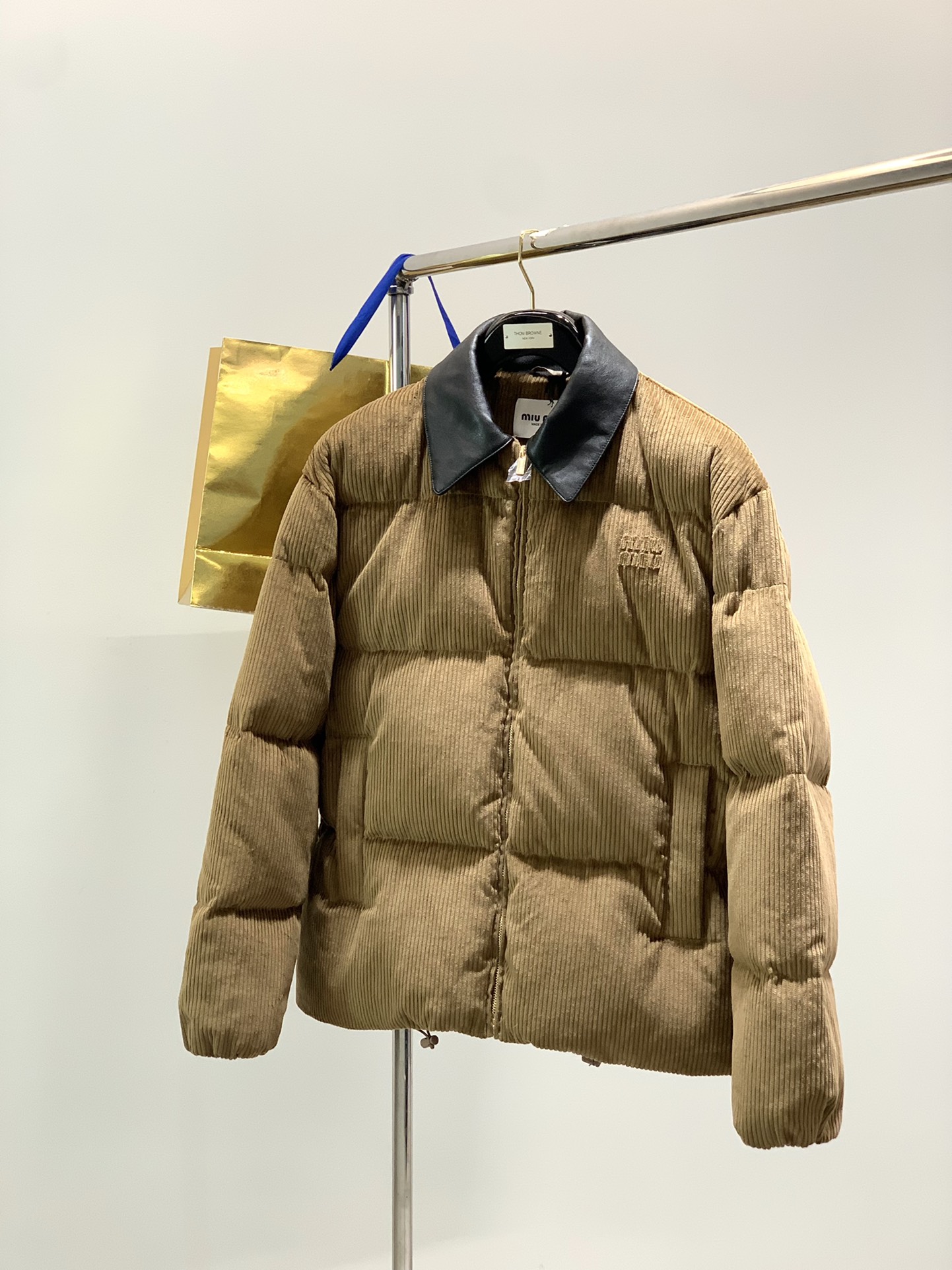 ，miu miu 2025冬季最新品，专柜同步有售，原单狠货，时尚休闲羽绒服外套，进口原版面料，上身舒适