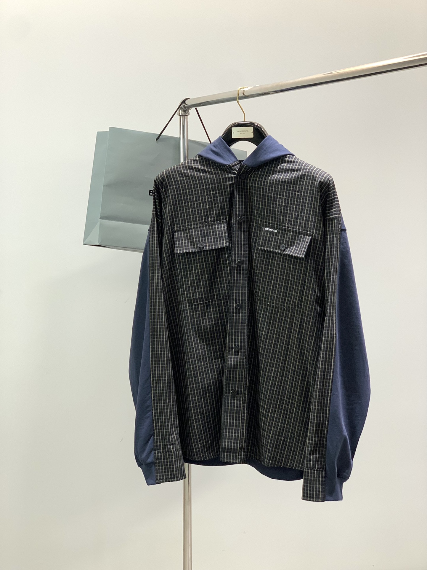 NO:546008,,Balenciaga Balenciaga, the latest autumn model for 2025, the counter is available at the same time, original singles, popular fashion casual hooded jacket, imported original fabric, unique design, top-level embroidery craft letter pattern decoration logo, simple and fashionable, handsome upper body, complete three standards, 1-4 size 1234 Clothes length 71737577 Bust 132136140144 Shoulder width 55565758 Sleeve length 58596061,,balenciaga,balenciaga,jackets & coats,hats,alexander wang19860909,Balenciaga 巴黎世家,2025秋季最新款,专柜同步有售,原单狠货,爆款时尚休闲连帽外套,进口原版面料,独特设计,顶级刺绣工艺字母图案装饰logo,简约时尚 ,上身帅气,三标齐全,码数1-4 尺码1234 衣长71737577 胸围132136140144 肩宽55565758 袖长58596061,,balenciaga,balenciaga,jackets & coats,hats,alexander wang,Men's clothing