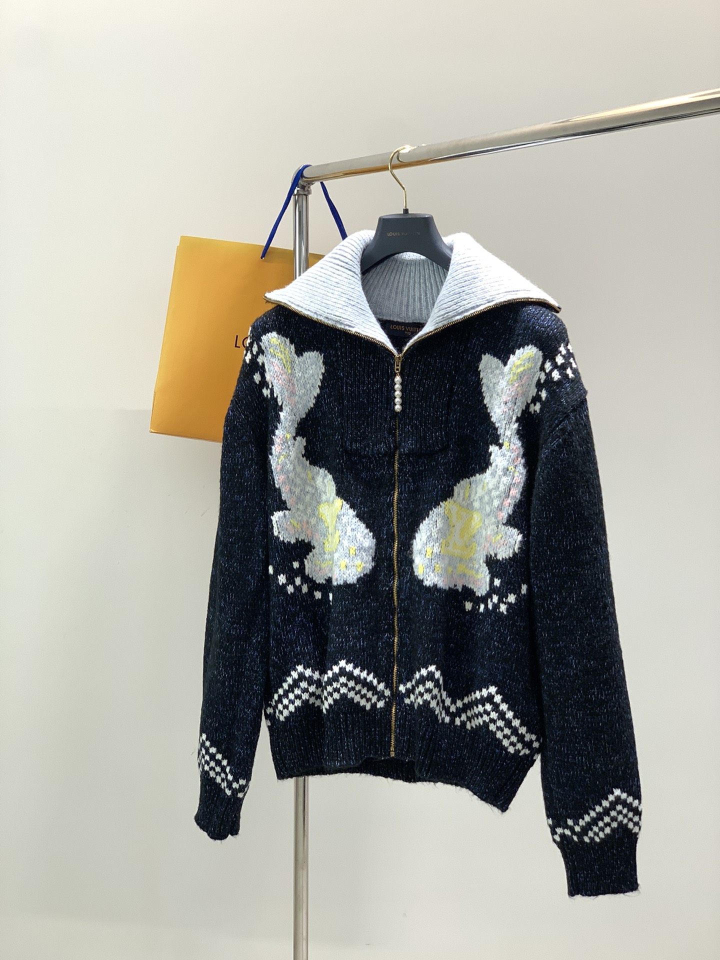 NO:546001,,LouisVuitton, the latest 2025 autumn and winter style, available at the counter at the same time, original single product, fashionable and casual knitted cardigan sweater, very distinctive on the upper body!  Eye-catching and highlighted, imported original fabric, top-grade knitted craft letter pattern decorative logo, original hardware and accessories decoration, simple but not lacking in fashion, classic and atmospheric, comfortable and breathable, handsome and stylish on the upper body, S-Xl Size SML XL Sleeves 61636567 Bust 54565860 Shoulder width 47484950 Sleeves 59606162,,louis vuitton,louis vuitton,sweaters,alexander wang19860909,LouisVuitton 路易威登,2025秋冬最新款,专柜同步有售,原单狠货,时尚休闲针织开衫毛衣,上身很有特点！吸睛而有亮点,进口原版面料,顶级针织工艺字母图案装饰Logo,原版五金辅料装饰,简单而不失时尚,经典大气,舒适透气,上身帅气有型,码数S-Xl 尺码SML XL 衣长61636567 胸围54565860 肩宽47484950 袖长59606162,,louis vuitton,louis vuitton,sweaters,alexander wang,Men's clothing