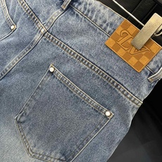 ,LouisVuitton 路易威登,2025秋季最新款,专柜同步有售,原单狠货,时尚休闲水洗牛仔裤,上 ,LouisVuitton 路易威登,2025秋季最新款,专柜同步有售,原单狠货,时尚休闲水洗牛仔裤,上