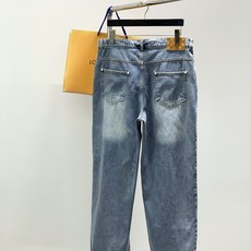 ,LouisVuitton 路易威登,2025秋季最新款,专柜同步有售,原单狠货,时尚休闲水洗牛仔裤,上 ,LouisVuitton 路易威登,2025秋季最新款,专柜同步有售,原单狠货,时尚休闲水洗牛仔裤,上