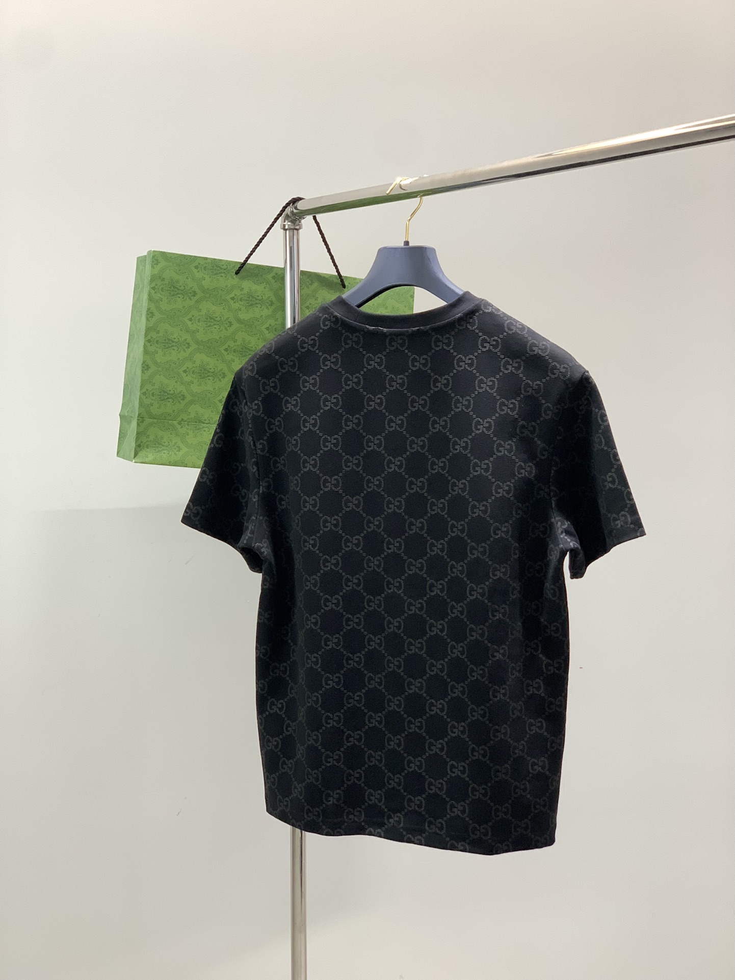 ，Gucci 古驰，2025夏秋最新款，专柜同步有售，原单狠货，时尚休闲圆领短袖T恤，上身很有特点！吸睛