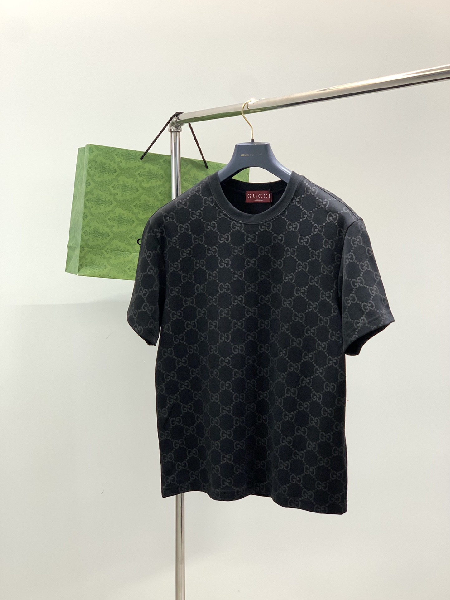 ，Gucci 古驰，2025夏秋最新款，专柜同步有售，原单狠货，时尚休闲圆领短袖T恤，上身很有特点！吸睛