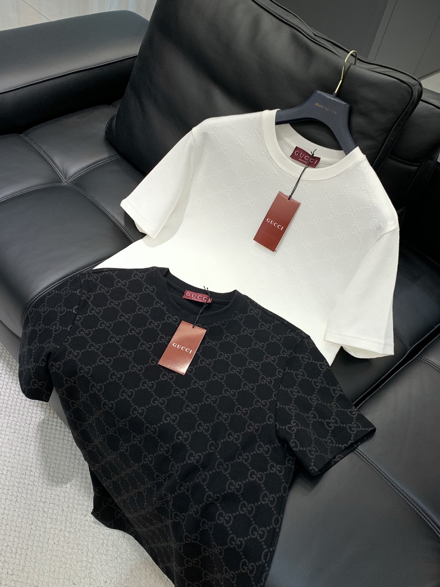 ，Gucci 古驰，2025夏秋最新款，专柜同步有售，原单狠货，时尚休闲圆领短袖T恤，上身很有特点！吸睛