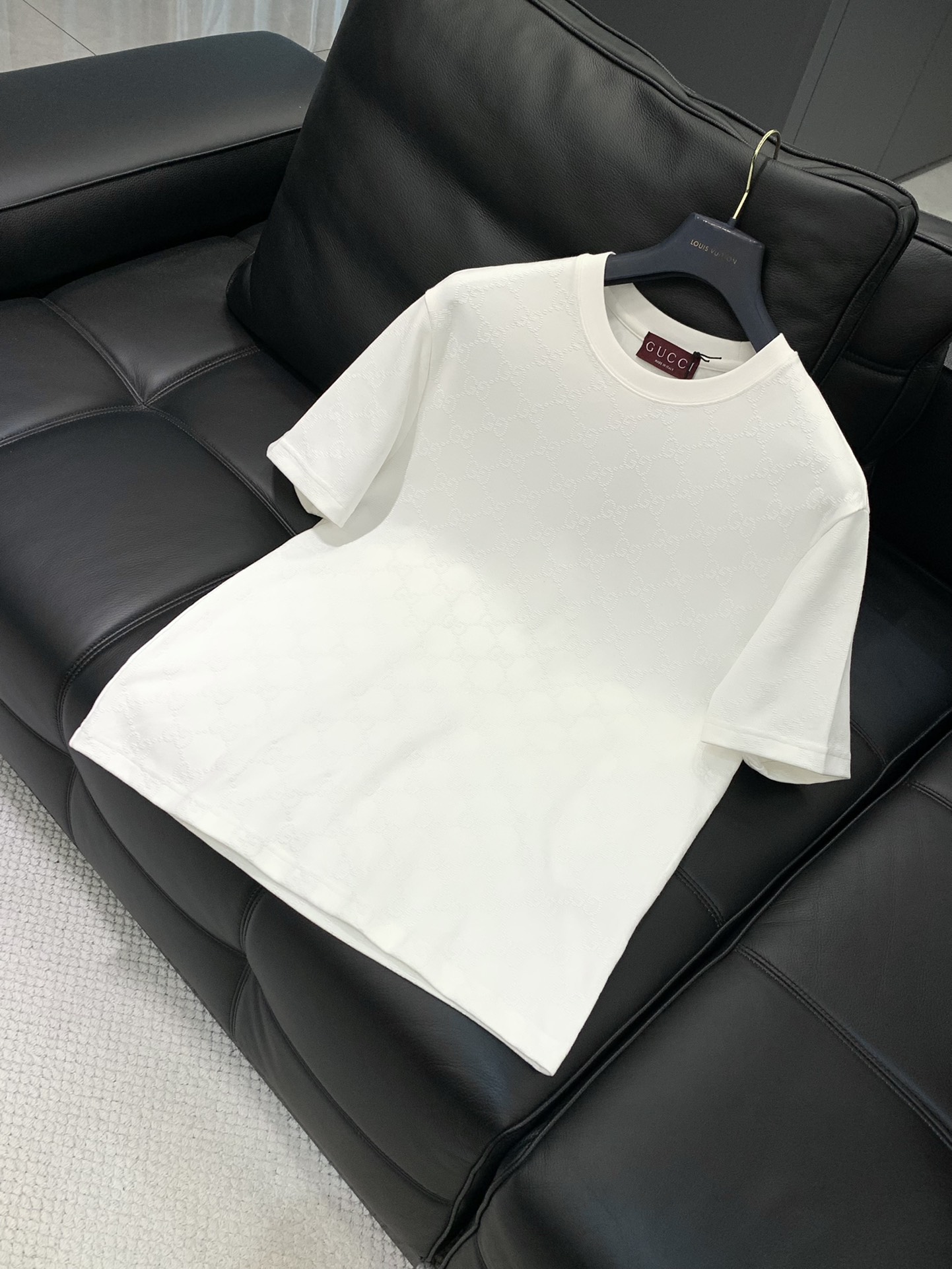 ，Gucci 古驰，2025夏秋最新款，专柜同步有售，原单狠货，时尚休闲圆领短袖T恤，上身很有特点！吸睛