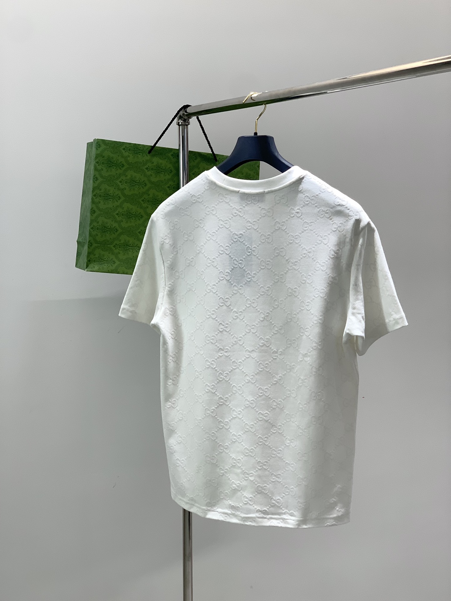 ，Gucci 古驰，2025夏秋最新款，专柜同步有售，原单狠货，时尚休闲圆领短袖T恤，上身很有特点！吸睛