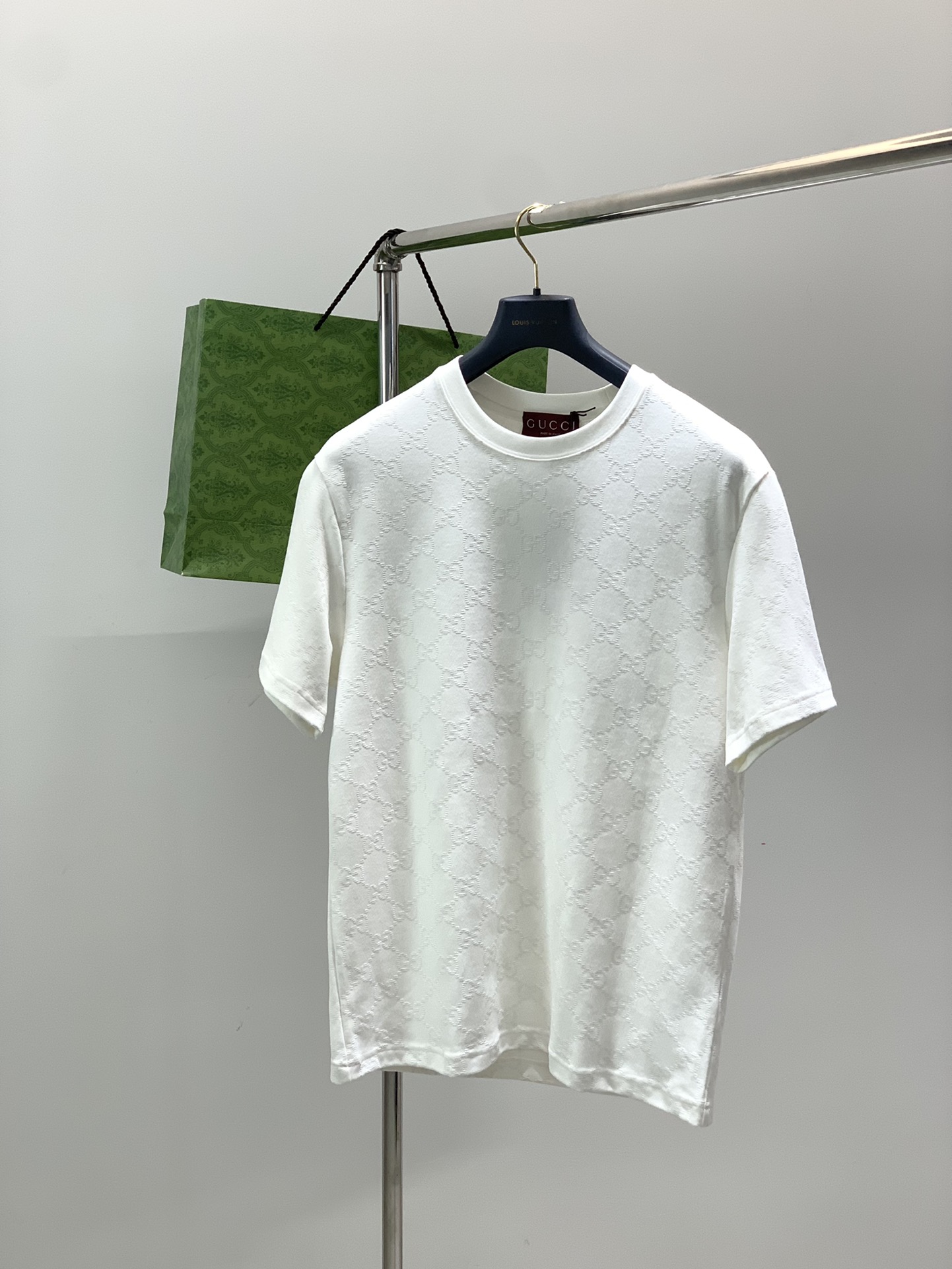 ，Gucci 古驰，2025夏秋最新款，专柜同步有售，原单狠货，时尚休闲圆领短袖T恤，上身很有特点！吸睛