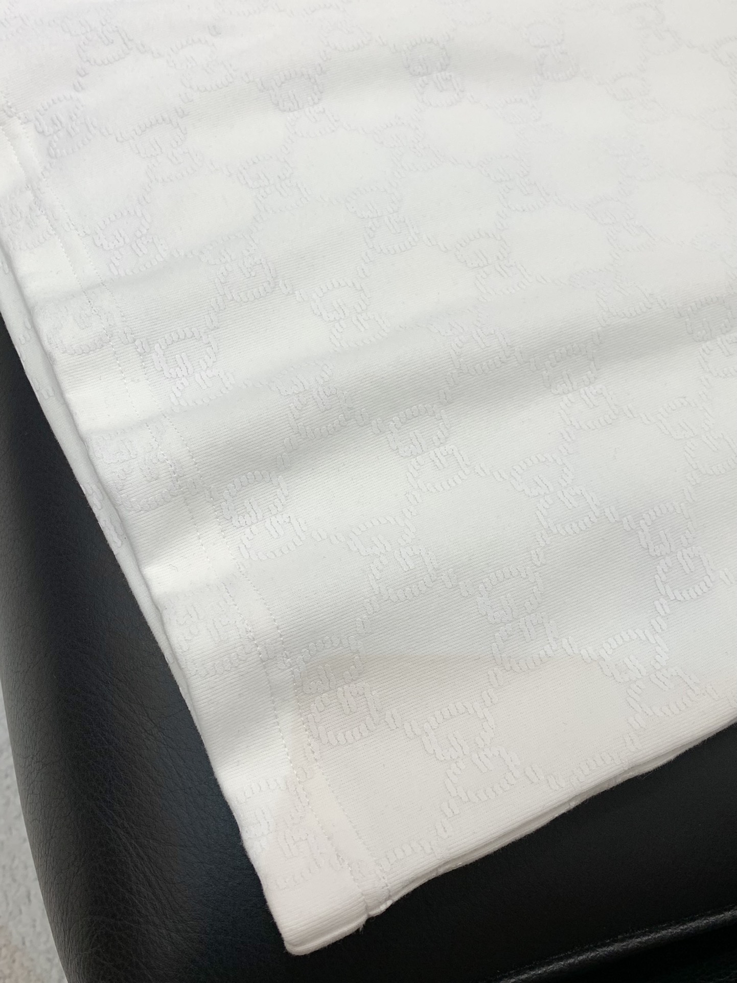，Gucci 古驰，2025夏秋最新款，专柜同步有售，原单狠货，时尚休闲圆领短袖T恤，上身很有特点！吸睛