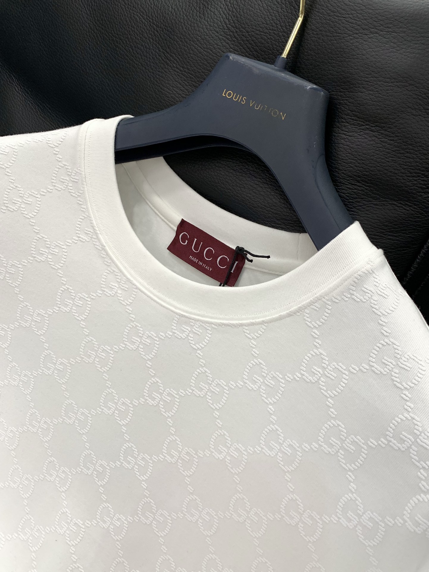 ，Gucci 古驰，2025夏秋最新款，专柜同步有售，原单狠货，时尚休闲圆领短袖T恤，上身很有特点！吸睛