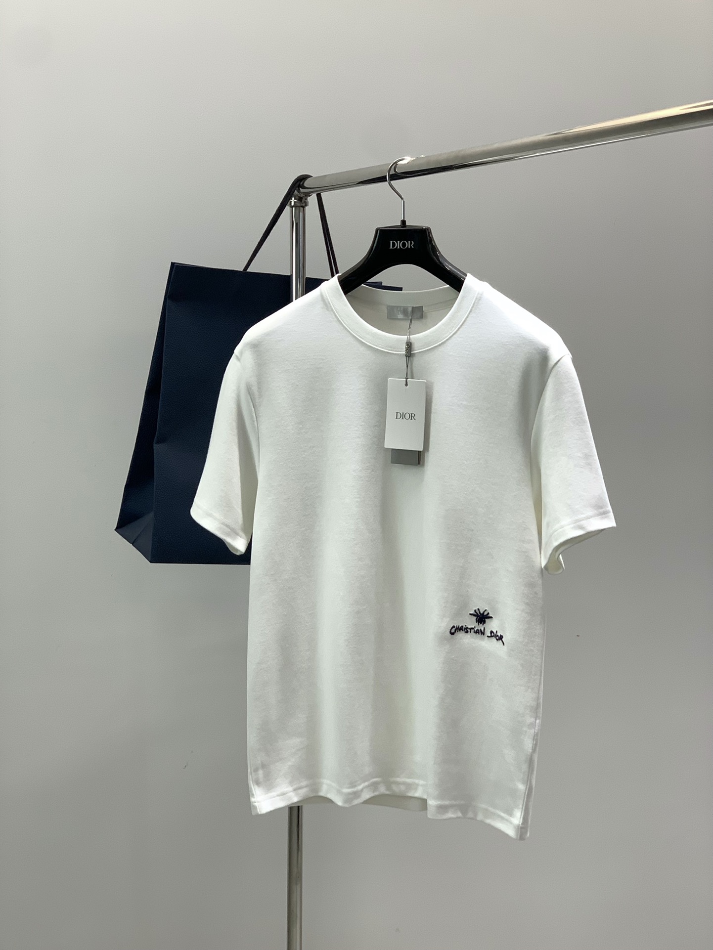 NO:643900,, Dior, new summer and autumn products, available at counters at the same time, simple, fashionable and casual round-neck short-sleeved T-shirt, original imported fabric, comfortable and breathable, exquisite embroidery printing process letter pattern logo, extremely high-grade, unique design, fashionable and handsome upper body!  2 colors recommended, size M-3XL, dior, dior, T-shirt, tees, t-shirt, alexander wang19860909,Dior 迪奥, 夏秋新品,专柜同步有售,简约时尚休闲圆领短袖T恤,原版进口面料,舒适透气,精致刺绣印花工艺字母图案logo,档次极高,独特设计,上身时尚帅气！2色推荐,码数M-3XL,,dior,dior,T-shirt,tees，t-shirt,alexander wang,Men's clothing