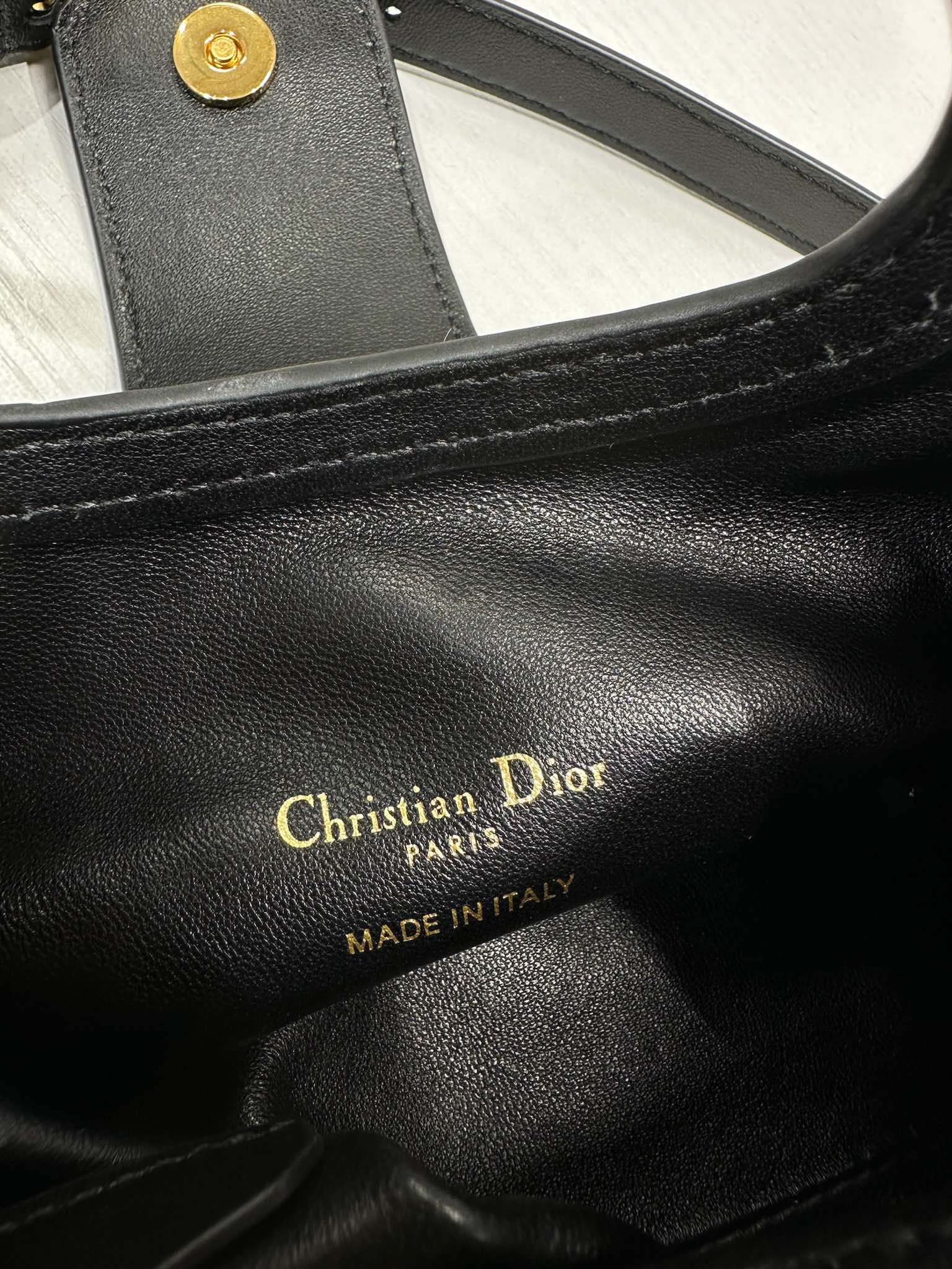Dior Jolie Top Handle 迷你链条手袋「黑色」
这款 Dior Jolie Top Handle 迷你链条手袋是二零二六早春成衣系列新品，呈现出优雅精致的设计。采用黑色羊皮革精心制作，饰以藤格纹，翻盖点缀以金色饰面金属 CD 标志和白色树脂珠饰。内设一个隔层，可收纳各种日常用品。搭配双顶部手柄和可调节、可拆卸 CD 链条肩带，肩带由皮革带和 CD 链环组成，饰以白色树脂珠饰，可舒适手提、肩背或斜挎，可与日常或晚装造型搭配。
磁性翻盖开合正面饰以 CD 扣环和白色树脂珠饰
1 个隔层
双顶部皮革手柄
可调节、可拆卸的链条饰以树脂珠饰和皮革带

型号：3123
尺寸：18.5 x 13 x 8.5 厘米（长 x 高 x 宽）
可收纳 1 部手机、1 个卡夹、太阳眼镜和唇膏