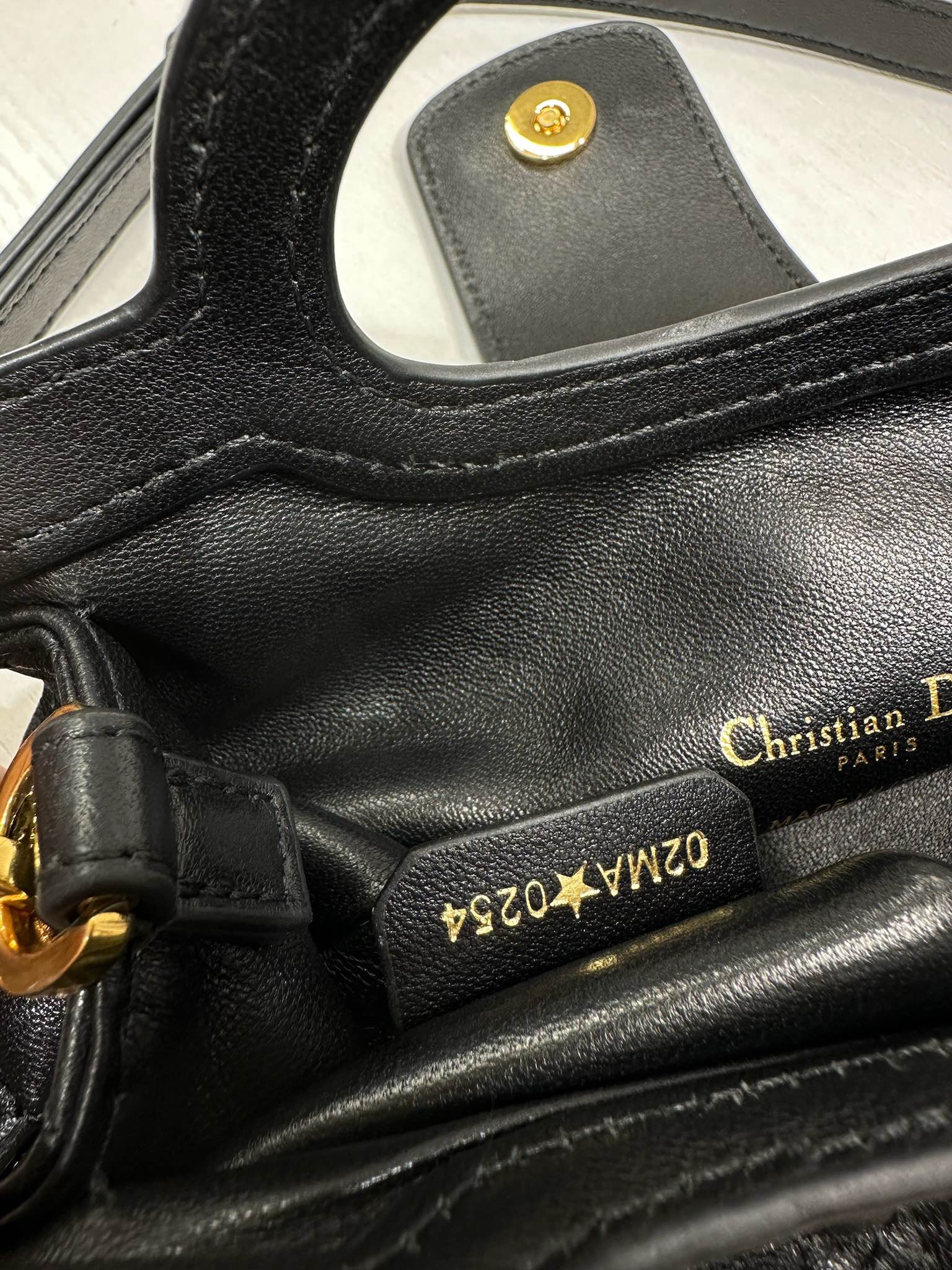 Dior Jolie Top Handle 迷你链条手袋「黑色」
这款 Dior Jolie Top Handle 迷你链条手袋是二零二六早春成衣系列新品，呈现出优雅精致的设计。采用黑色羊皮革精心制作，饰以藤格纹，翻盖点缀以金色饰面金属 CD 标志和白色树脂珠饰。内设一个隔层，可收纳各种日常用品。搭配双顶部手柄和可调节、可拆卸 CD 链条肩带，肩带由皮革带和 CD 链环组成，饰以白色树脂珠饰，可舒适手提、肩背或斜挎，可与日常或晚装造型搭配。
磁性翻盖开合正面饰以 CD 扣环和白色树脂珠饰
1 个隔层
双顶部皮革手柄
可调节、可拆卸的链条饰以树脂珠饰和皮革带

型号：3123
尺寸：18.5 x 13 x 8.5 厘米（长 x 高 x 宽）
可收纳 1 部手机、1 个卡夹、太阳眼镜和唇膏