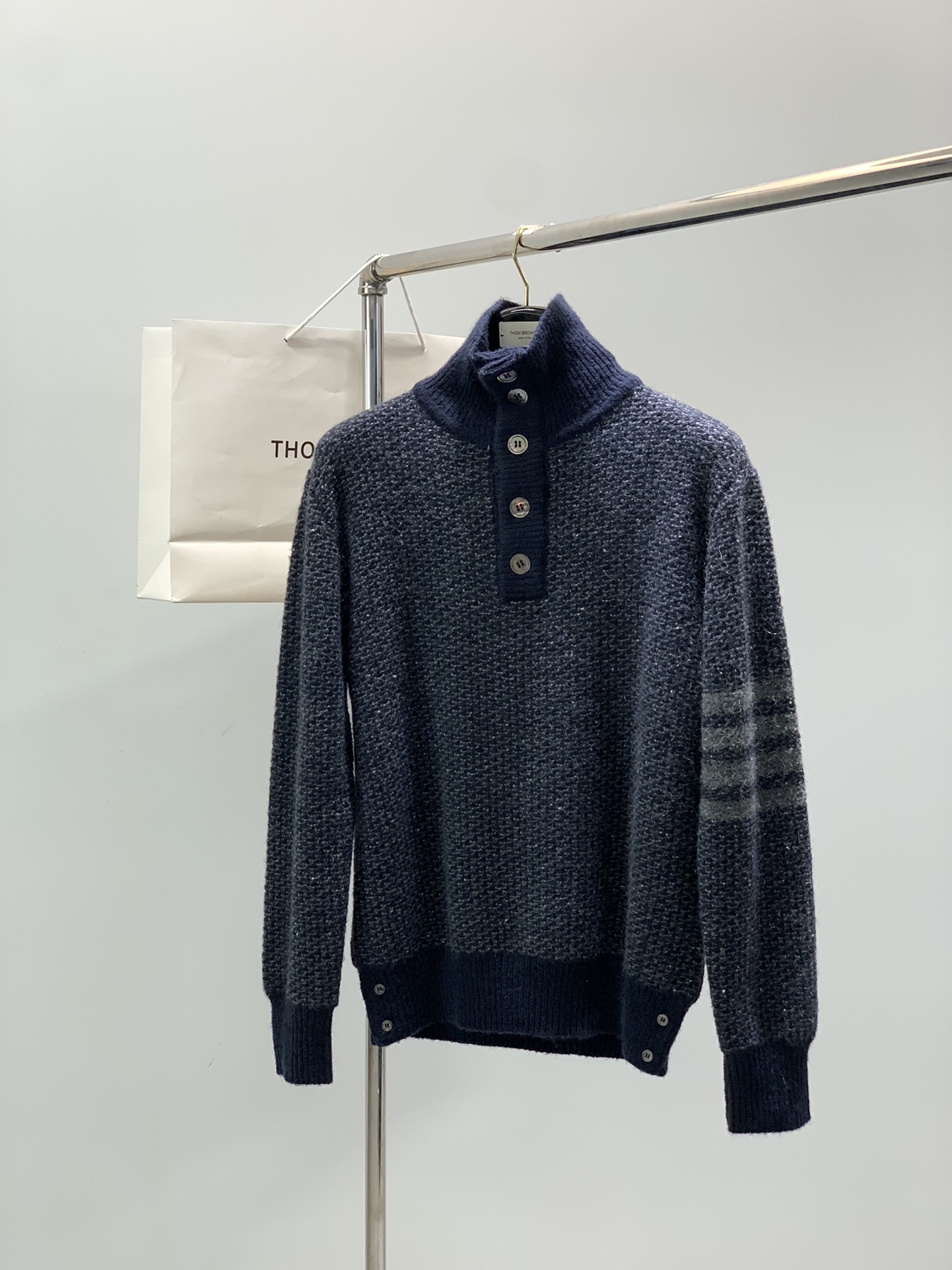 ，Thom Browne 汤姆·布朗 ，2025秋冬最新品，时尚休闲翻领针织毛衣，专柜同步有售，原单狠货