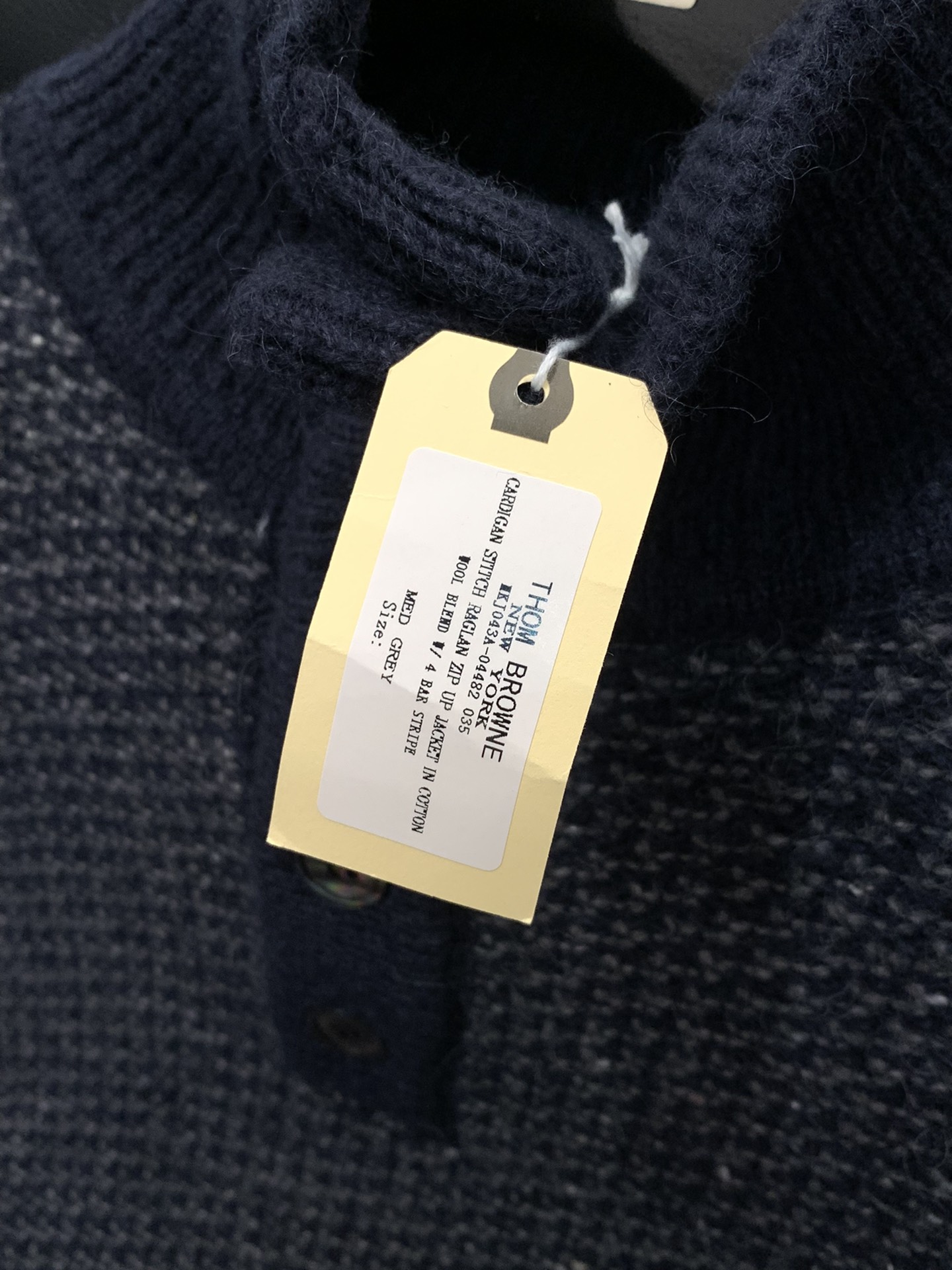 ，Thom Browne 汤姆·布朗 ，2025秋冬最新品，时尚休闲翻领针织毛衣，专柜同步有售，原单狠货