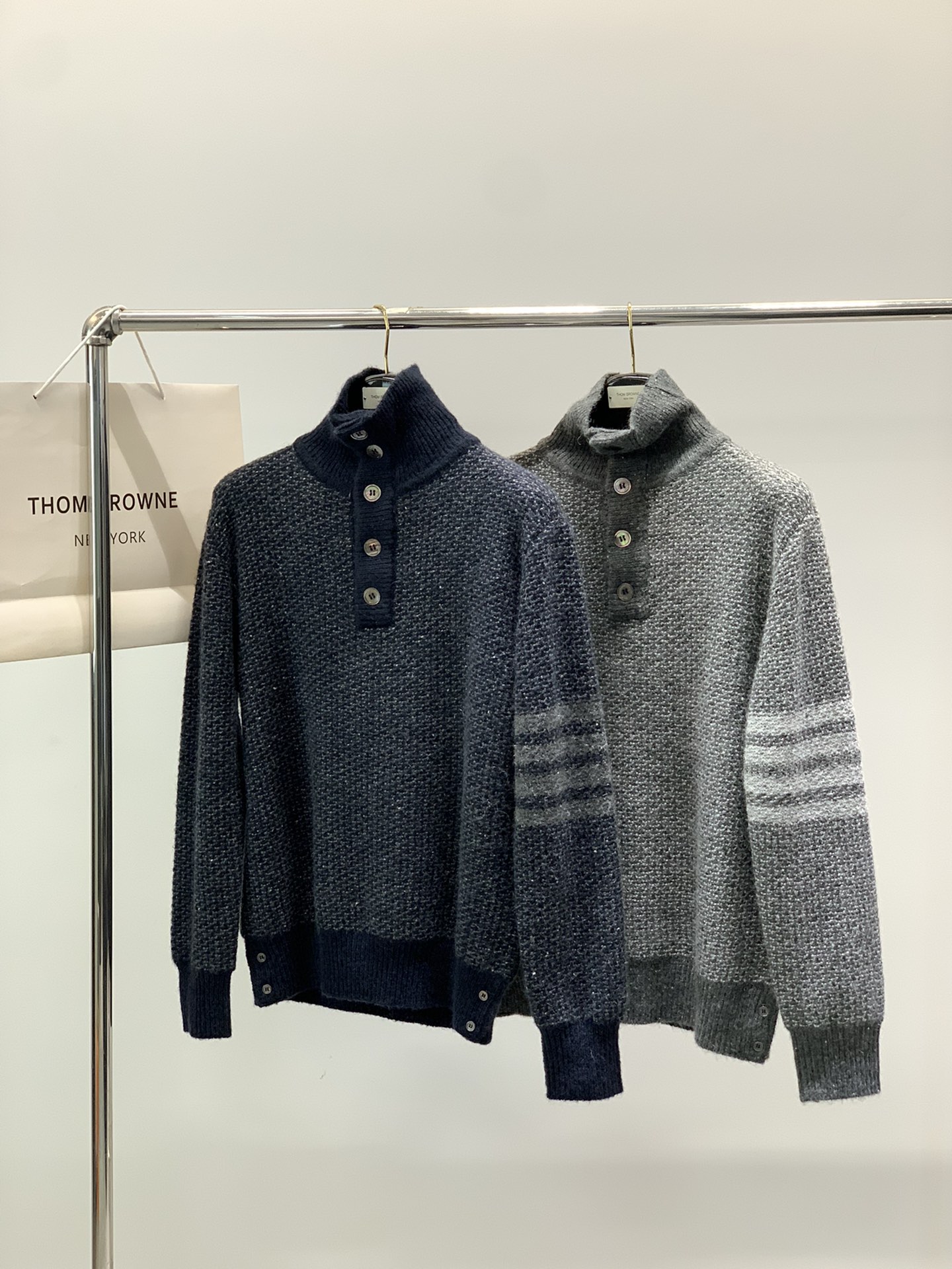 ，Thom Browne 汤姆·布朗 ，2025秋冬最新品，时尚休闲翻领针织毛衣，专柜同步有售，原单狠货