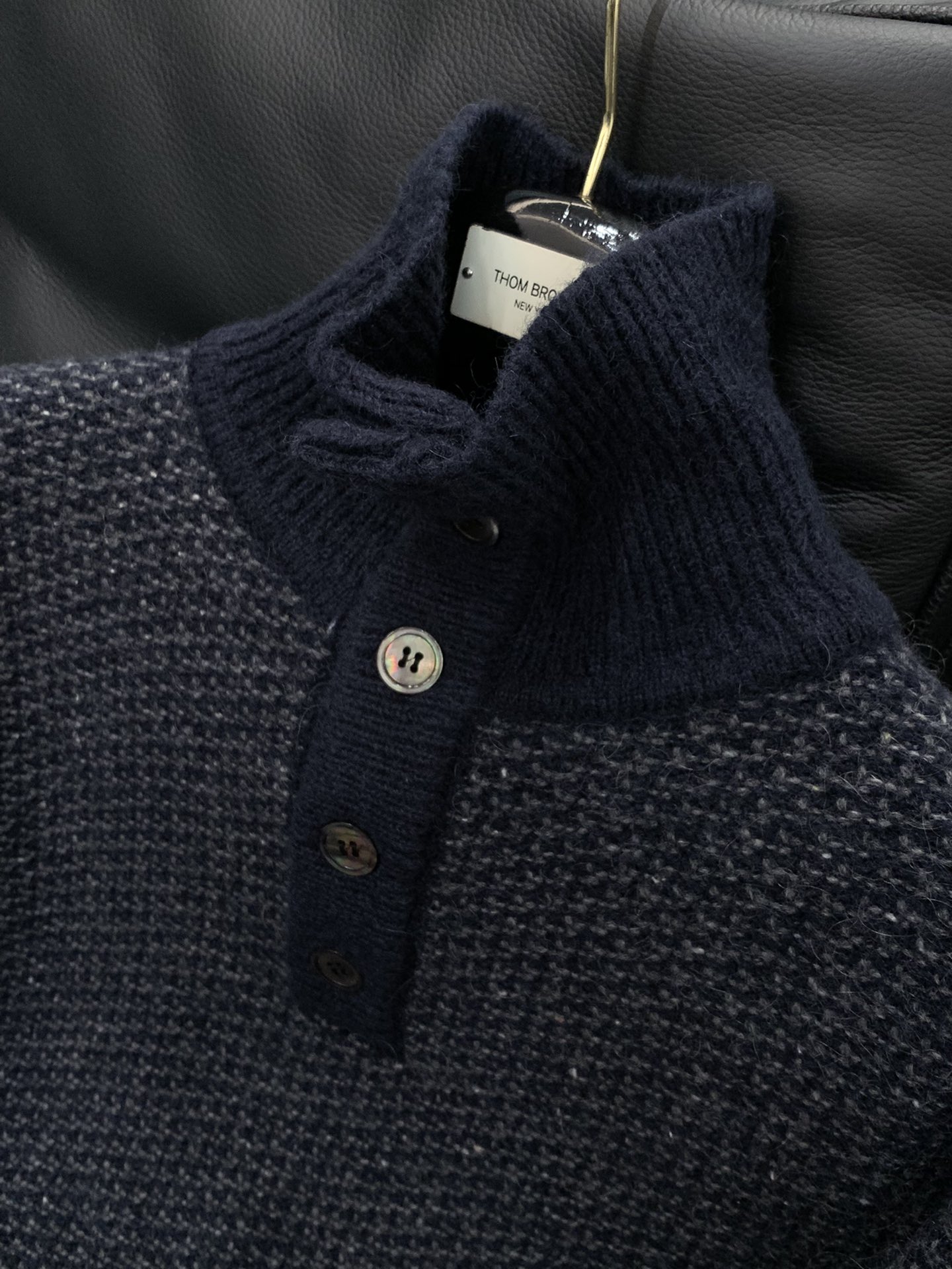 ，Thom Browne 汤姆·布朗 ，2025秋冬最新品，时尚休闲翻领针织毛衣，专柜同步有售，原单狠货