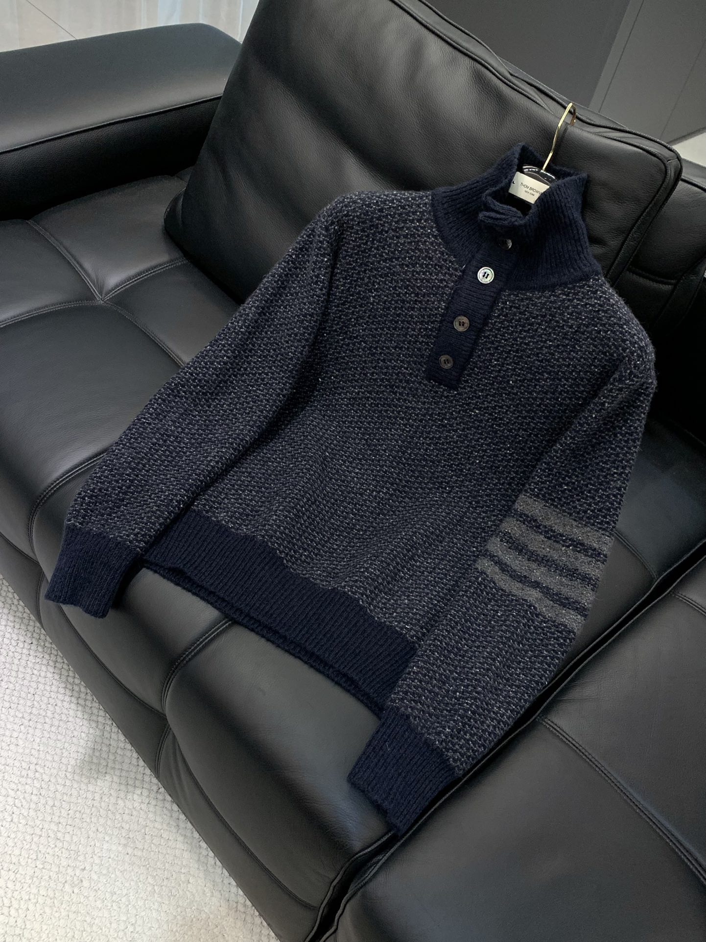 ，Thom Browne 汤姆·布朗 ，2025秋冬最新品，时尚休闲翻领针织毛衣，专柜同步有售，原单狠货
