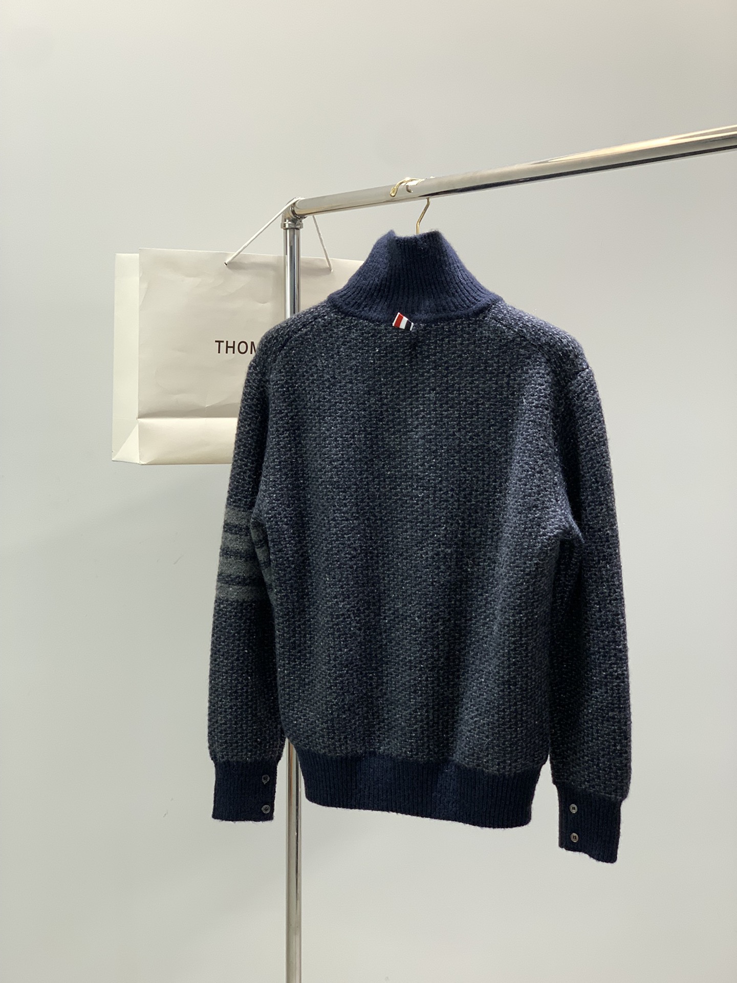 ，Thom Browne 汤姆·布朗 ，2025秋冬最新品，时尚休闲翻领针织毛衣，专柜同步有售，原单狠货