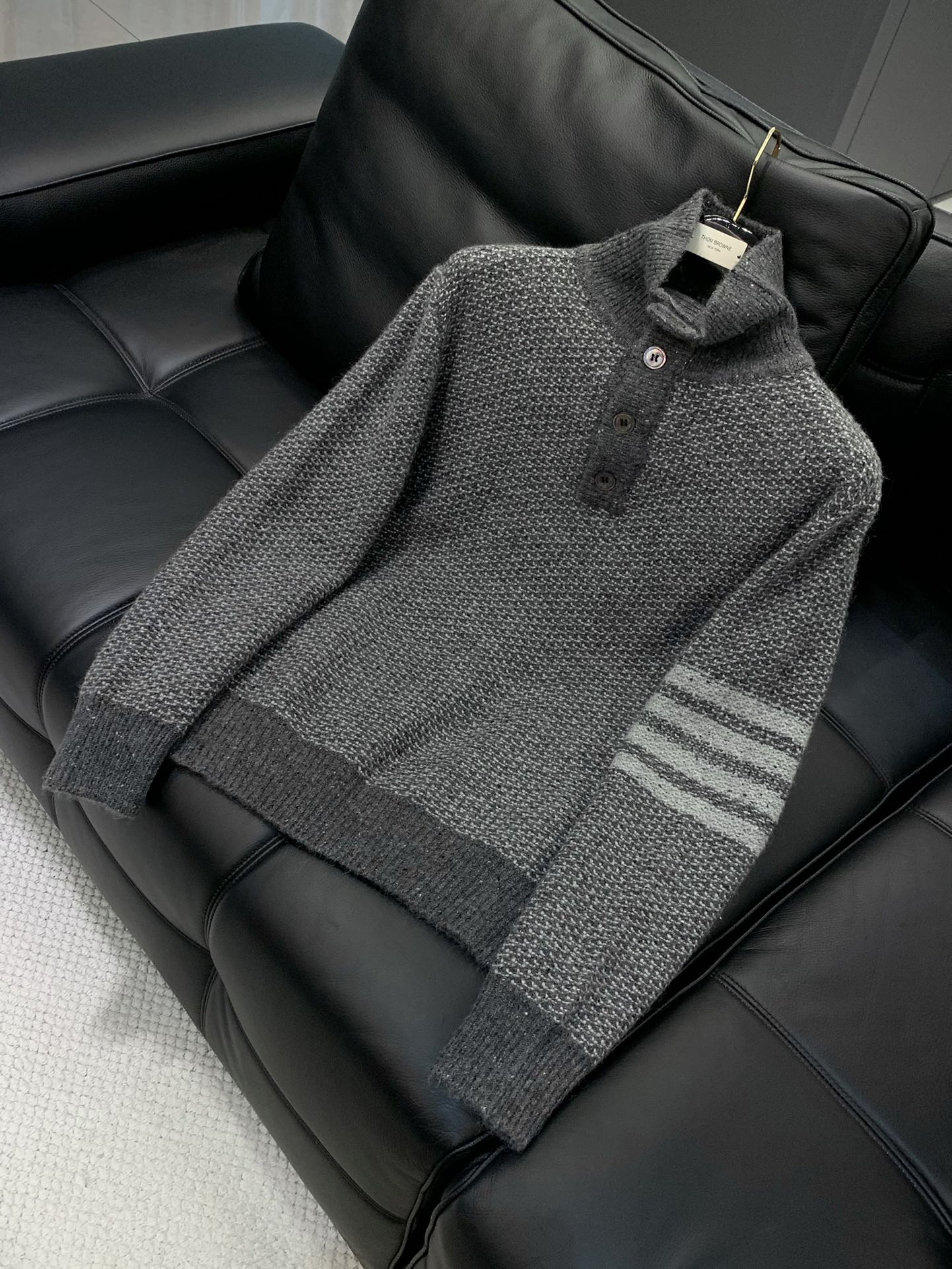 ，Thom Browne 汤姆·布朗 ，2025秋冬最新品，时尚休闲翻领针织毛衣，专柜同步有售，原单狠货