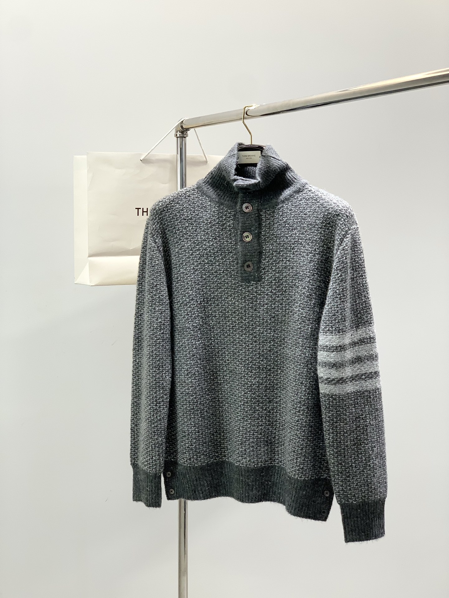 ，Thom Browne 汤姆·布朗 ，2025秋冬最新品，时尚休闲翻领针织毛衣，专柜同步有售，原单狠货