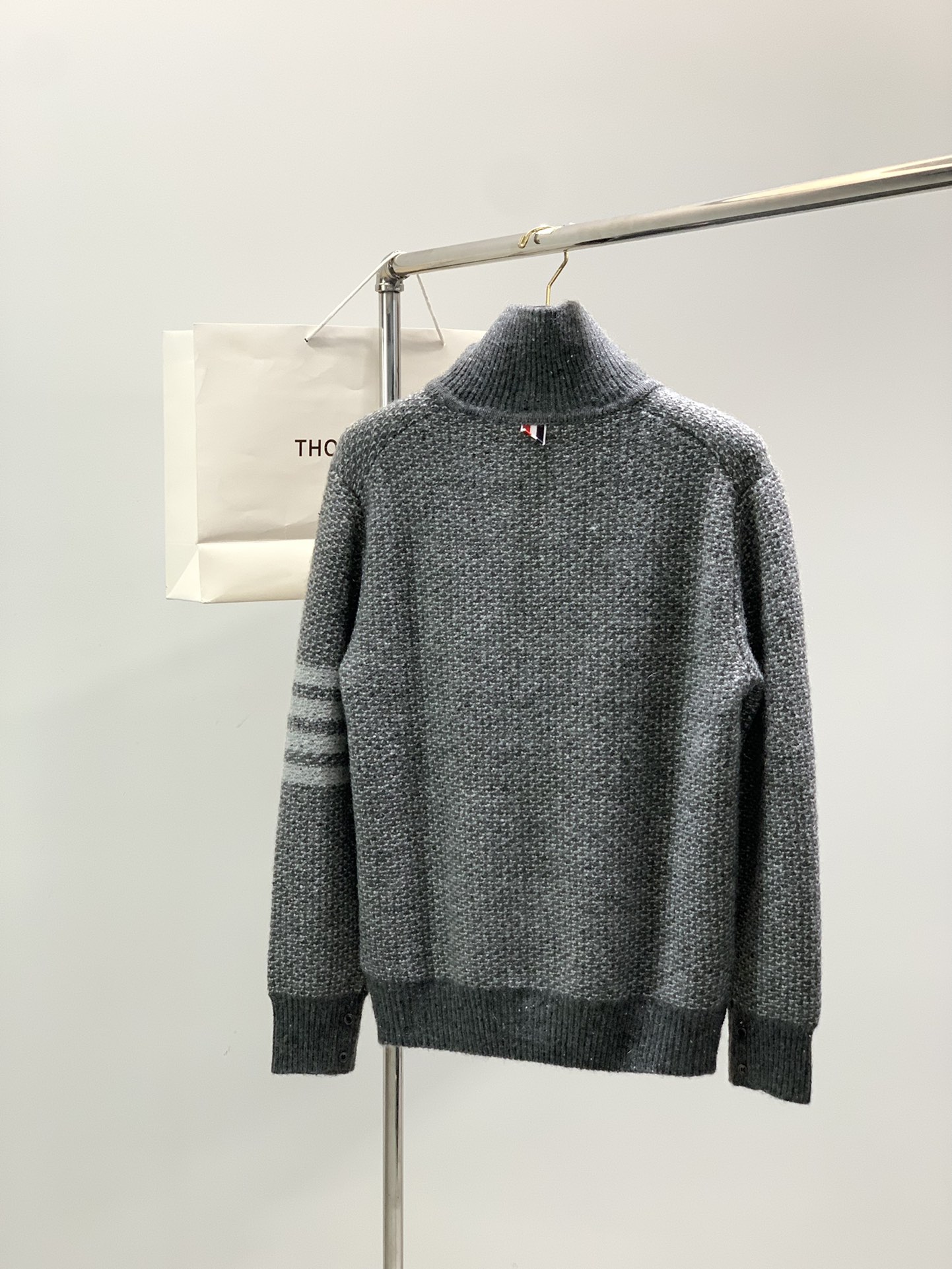 ，Thom Browne 汤姆·布朗 ，2025秋冬最新品，时尚休闲翻领针织毛衣，专柜同步有售，原单狠货