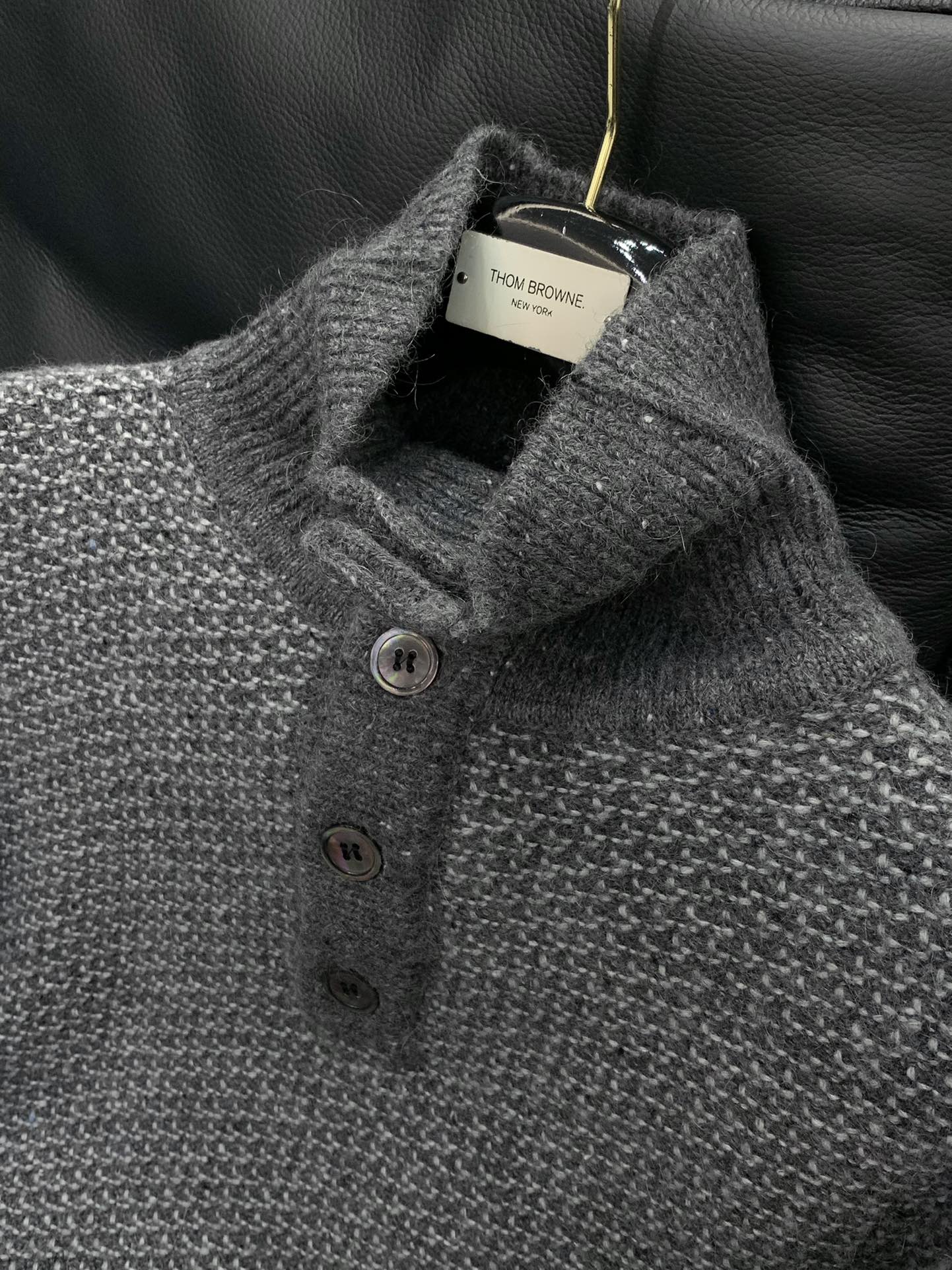，Thom Browne 汤姆·布朗 ，2025秋冬最新品，时尚休闲翻领针织毛衣，专柜同步有售，原单狠货