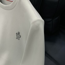 ,蒙口 卫衣采用GRS Polartec®细密抓绒面料制成,彰显休闲实用风范。圆领设计,后背别致的户外设 ,蒙口 卫衣采用GRS Polartec®细密抓绒面料制成,彰显休闲实用风范。圆领设计,后背别致的户外设