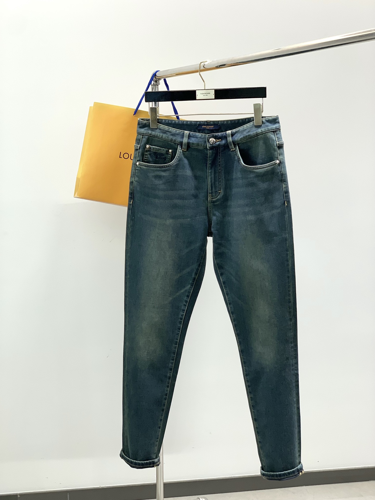 NO:546048,,LV The pinnacle product of business denim, composite knitted denim. The comfort that has never been seen before is the king of denims today!  LV home has 25 years of best retro colors...Turkey imported fabric, composite knitted inside. Denim with beautiful patterns lies in detail and quality. Top domestic denim products, pins and cords, flatness, including embroidery and leather marks. Each place meets the standard that jeans should have. Wait for you to discover beauty. Size 30-38 None 37 30 313233 343536 38 Waist circumference 79818486 8991 94 99 hip circumference 9799102104 107109 112 117 Pants length 102104 104 104 104106106106,,louis vuitton,alexander wang19860909,LV 商务牛仔的巅峰产品,复合针织牛仔.从未有过的舒适,是当下牛仔的王道！LV 家25 年极品复古色…土耳其进口面料 内里复合针织. 纹路很漂亮的牛仔.在于细节、在于品质.国内顶级牛仔制品 针脚索眼 平整度,包括刺绣 皮标.每一处都达到万元牛仔应该有的标准. 等待你发现美. 尺码30-38无37 30 313233 343536 38 腰围79818486 8991 94 99 臀围9799102104 107109 112 117 裤长102104 104 104106106106,,louis vuitton,alexander wang,Men's clothing