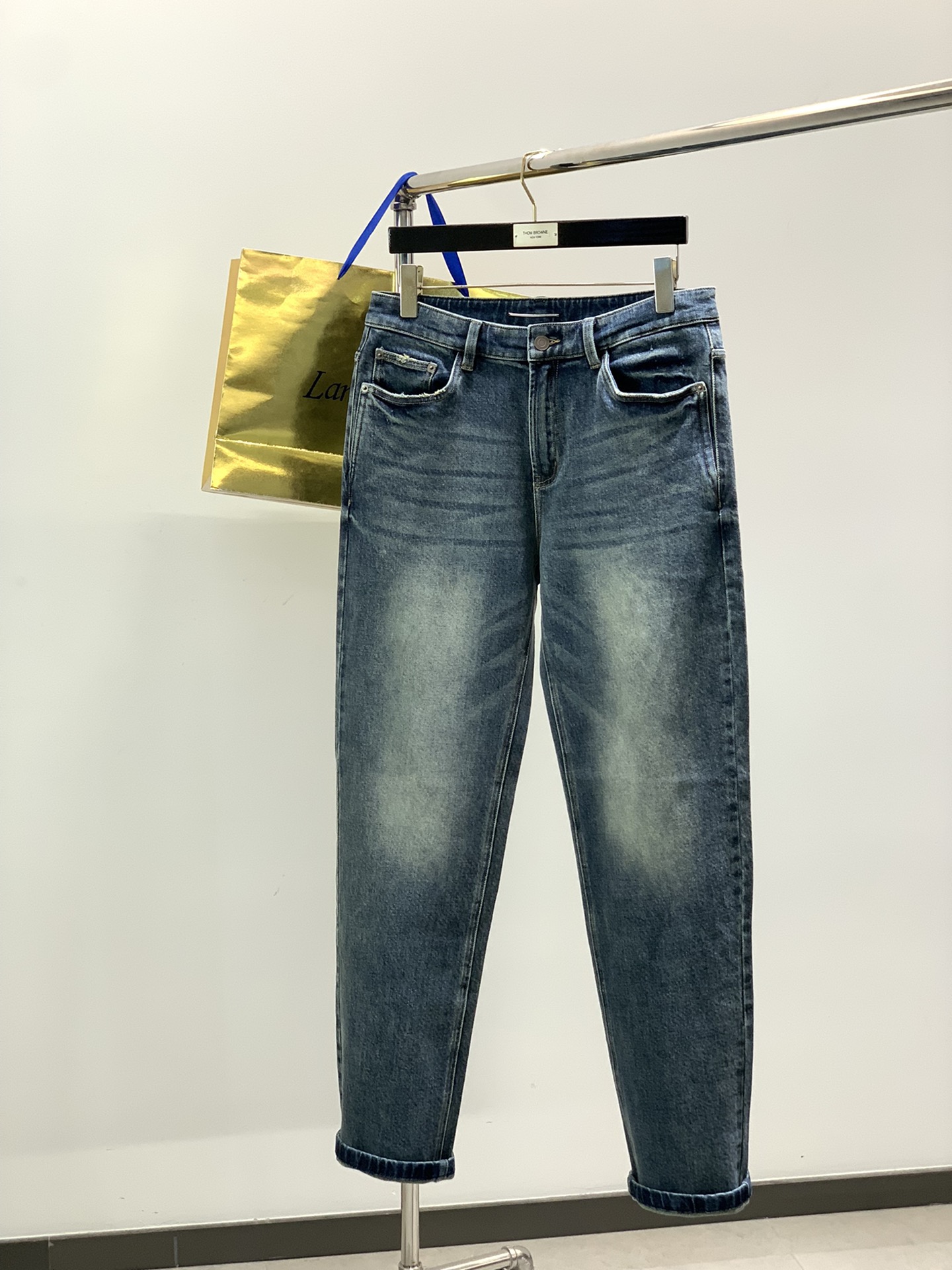 NO:546015,,YSL light blue jeans, extraordinary washing water color!  !  Retro and extremely handsome... Super handsome denim. Japan's super limited denim. There is only one sold in Tokyo, and the OEM in China is quite powerful!  !  We are the exclusive one now!  Denim made from handmade antique woven denim made in Okayama, Japan!  Top-level manual processing, perfect upper body effect!  !  Super handsome still!  !  Size 30-38 None 37 3031323334 3536 38 Waist circumference 7981.58486.58991.594 99 hip circumference 9799.5104.5107109.5112 117 Pants length 102104104104 106106 106,,saint laurent,jeans,alexander wang19860909,YSL 浅蓝色牛仔裤, 不凡洗水色！！复古极致帅气…..超帅牛仔.日本超限定发售牛仔.东京只有一家售卖,中国代工的相当之给力！！目前我们是独家货了！日本冈山产手工古董机织造的牛仔布！顶级手工处理,上身效果完美！！超级帅气依旧！！ 尺码30-38无37 3031323334 3536 38 腰围7981.58486.58991.594 99 臀围9799.5104.5107109.5112 117 裤长102104104104 106106 106,,saint laurent,jeans,alexander wang,Men's clothing