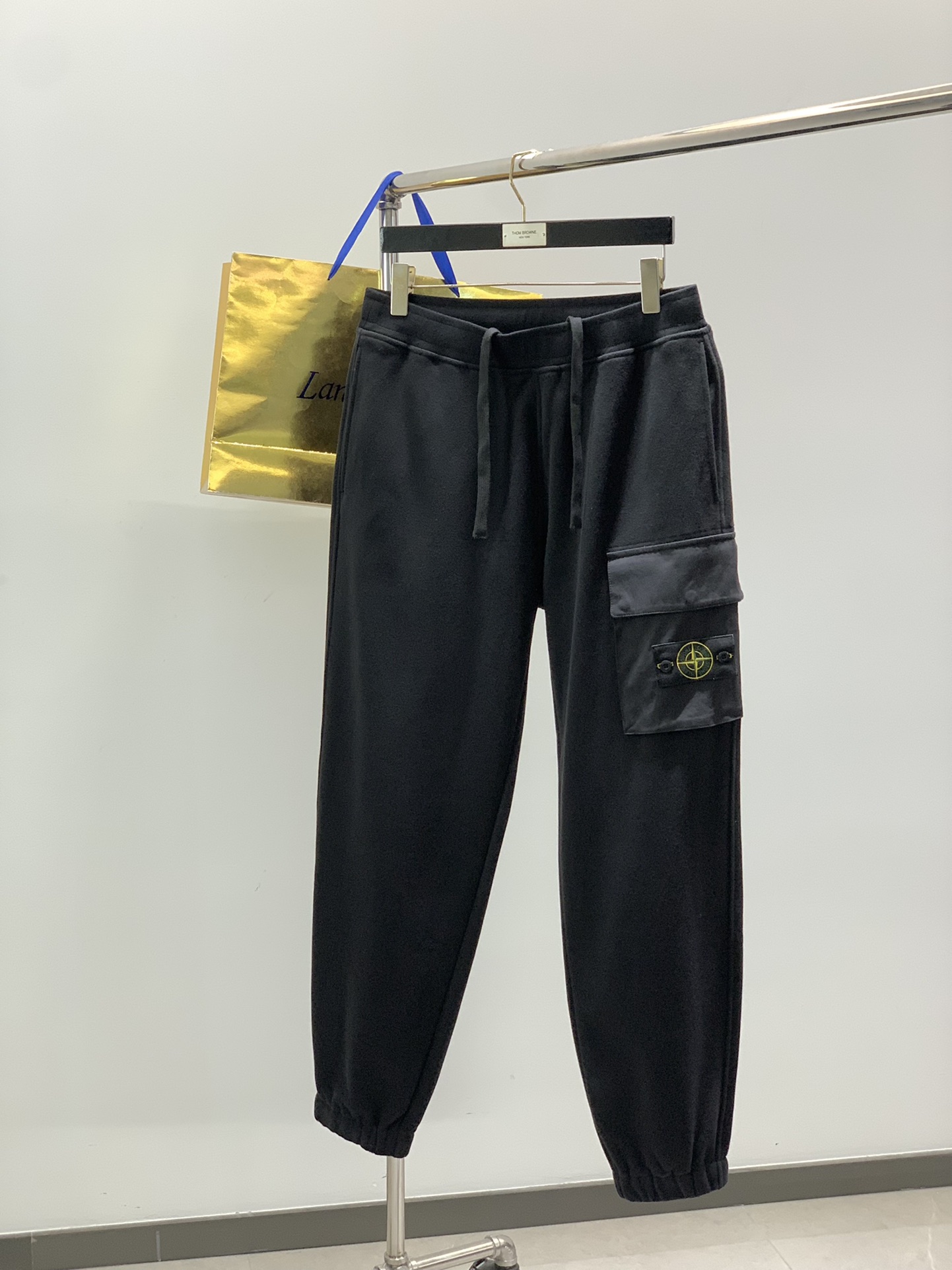 NO:546023,,Stone Cutle Custom green black long velvet fabric, the inner part is also suitable for the fitting velvet, which is very, very comfortable to fit!  !  The side exquisite tooling pockets are matched with compass design. This is a very classic sweatpants. 2025aw foreign orders. Stone classic sweatpants. Customized terry nostalgic fabric.. The fabric is fluffy and delicate, and it is strong and stylish. Customized style. Special cut. Micro-loose style. The same model for men and women. Number of sizes m-2xL. Black. Green and two colors. Spot!  M size waist circumference 78-86 hip circumference 126 trousers length 105 other size waist circumference hip circumference increase by 4-5cm per size trousers length 1.2cm per size, alexander wang19860909,石头坌 定制绿色 黑色长绒绒感面料,内里也是符合附合绒里,贴身非常非常舒服！！ 侧边精致工装口袋搭配罗盘设计.这是一款很经典的卫裤.2025aw国外订单.石头经典卫裤 定制毛圈怀旧面料 ..面料蓬松 手感细腻 力挺有型 定制版型 特殊裁剪 微宽松版型 男女同款 码数m-2xL.黑色 绿色两色.现货！ m码腰围78-86 臀围126 裤长105 其他码腰围臀围每码递增4-5cm 裤长每码递增1.2cm,,alexander wang,Men's clothing