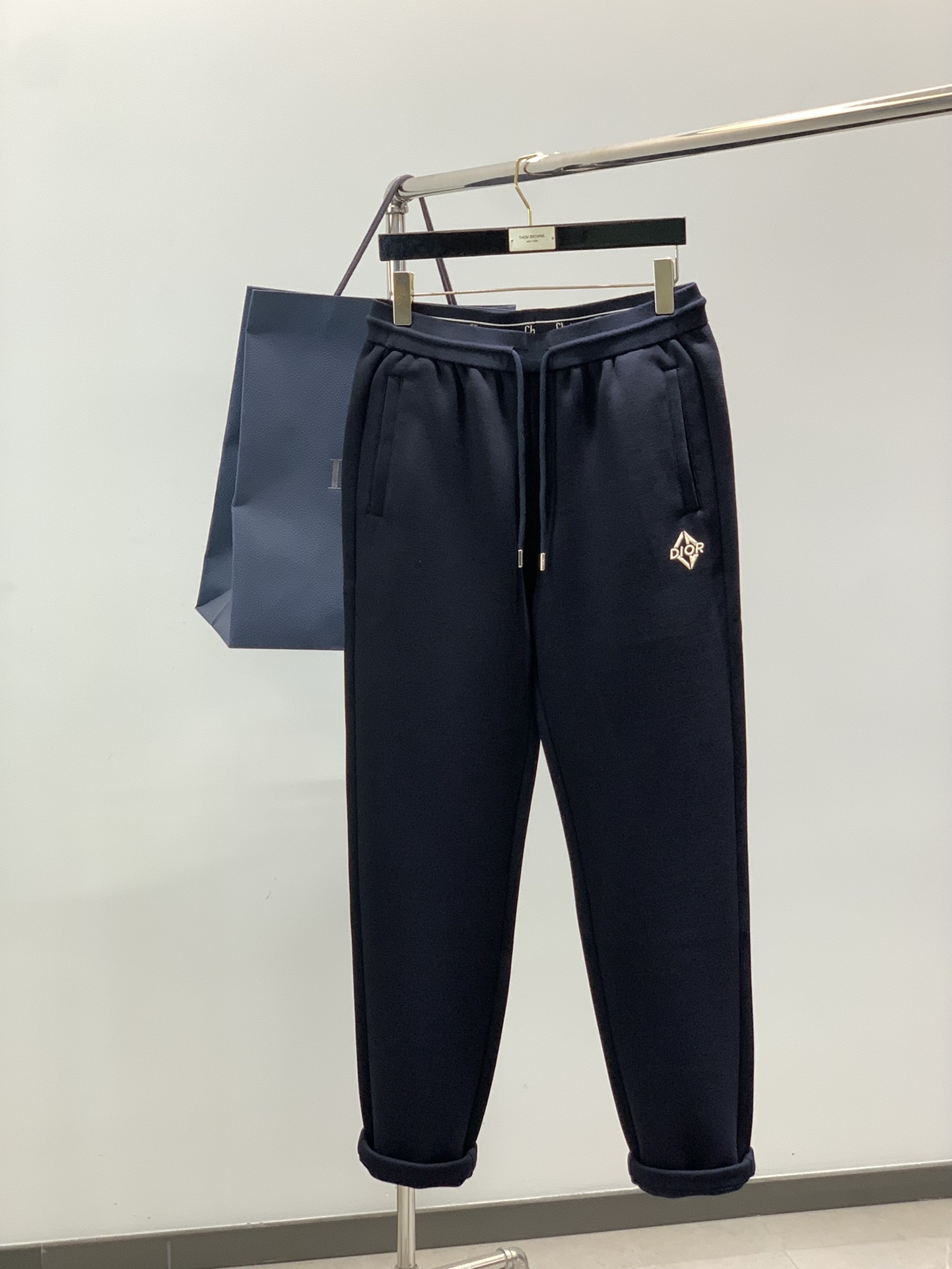 NO:546082,,Dio drawstring casual pants fashion series, unique design, drawstring casual pants, yarn ordering and dyeing. A large domestic manufacturer exports to Japan and supplies fabrics from several top brands. It has a soft and glutinous feel, is quite wide and stylish, solving the problem of washing and discoloration. The trousers are neat and atmospheric, size M-3XL.,,dior,alexander wang19860909,迪奥 抽绳休闲裤 时尚系列,独特设计,抽绳休闲长裤 订纱开始订染和订纺. 国内某大厂出口日本 和供应几大顶级品牌的面料. 手感软糯 , 挺阔有型 , 解决 , 洗涤变色的问题. 裤型利落大气 , 尺码M-3XL.,,dior,alexander wang,Men's clothing