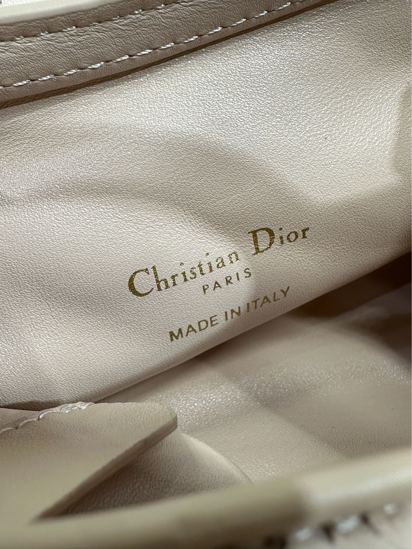 Dior Jolie Top Handle 迷你链条手袋「粉色」
这款 Dior Jolie Top Handle 迷你链条手袋是二零二六早春成衣系列新品，呈现出优雅精致的设计。采用粉色羊皮革精心制作，饰以藤格纹，翻盖点缀以金色饰面金属 CD 标志和白色树脂珠饰。内设一个隔层，可收纳各种日常用品。搭配双顶部手柄和可调节、可拆卸 CD 链条肩带，肩带由皮革带和 CD 链环组成，饰以白色树脂珠饰，可舒适手提、肩背或斜挎，可与日常或晚装造型搭配。p570
磁性翻盖开合正面饰以 CD 扣环和白色树脂珠饰
1 个隔层
双顶部皮革手柄
可调节、可拆卸的链条饰以树脂珠饰和皮革带

型号：3123
尺寸：18.5 x 13 x 8.5 厘米（长 x 高 x 宽）
可收纳 1 部手机、1 个卡夹、太阳眼镜和唇膏
