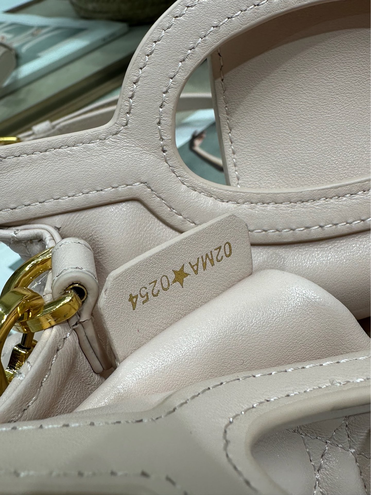 Dior Jolie Top Handle 迷你链条手袋「粉色」
这款 Dior Jolie Top Handle 迷你链条手袋是二零二六早春成衣系列新品，呈现出优雅精致的设计。采用粉色羊皮革精心制作，饰以藤格纹，翻盖点缀以金色饰面金属 CD 标志和白色树脂珠饰。内设一个隔层，可收纳各种日常用品。搭配双顶部手柄和可调节、可拆卸 CD 链条肩带，肩带由皮革带和 CD 链环组成，饰以白色树脂珠饰，可舒适手提、肩背或斜挎，可与日常或晚装造型搭配。p570
磁性翻盖开合正面饰以 CD 扣环和白色树脂珠饰
1 个隔层
双顶部皮革手柄
可调节、可拆卸的链条饰以树脂珠饰和皮革带

型号：3123
尺寸：18.5 x 13 x 8.5 厘米（长 x 高 x 宽）
可收纳 1 部手机、1 个卡夹、太阳眼镜和唇膏