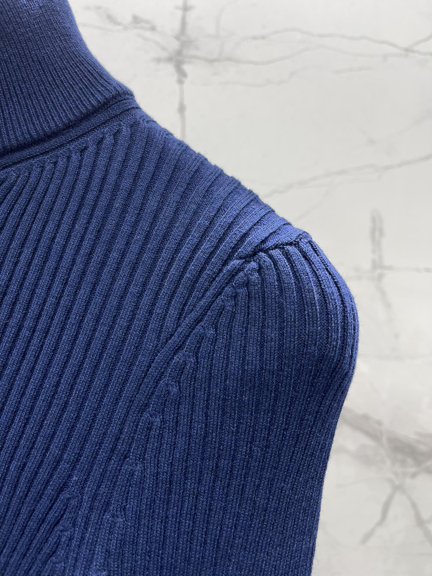 𝗠𝗜𝗨𝗠𝗜𝗨*缪缪法式复古字母刺绣针织开衫独特的法式复古风格吸引住了！整体的设计满满都是复古韵味，仿佛穿