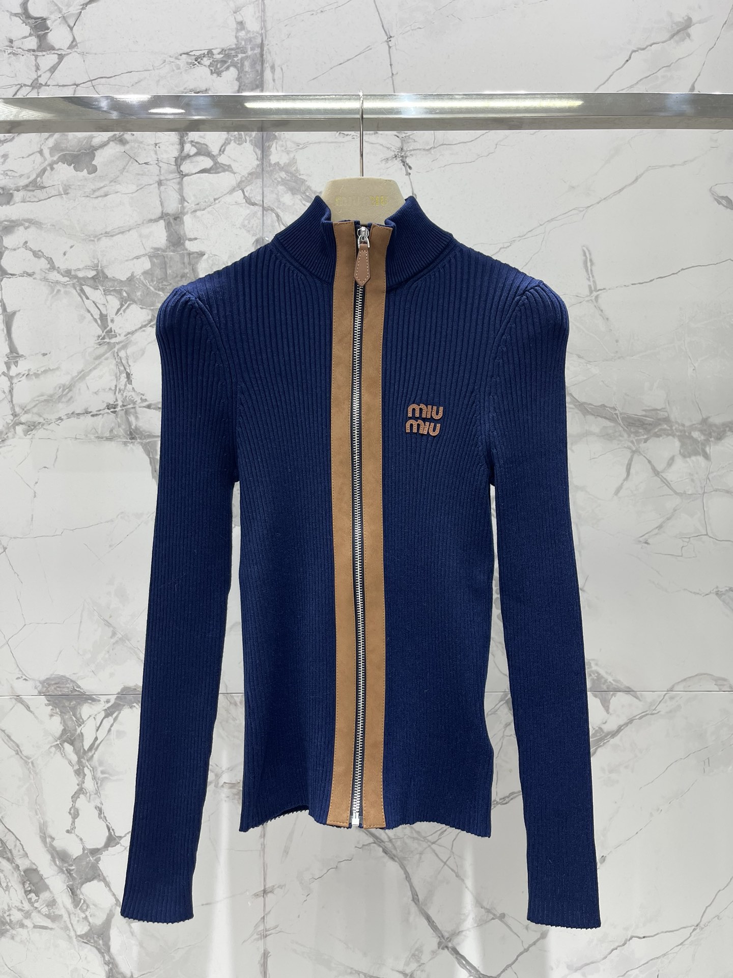 𝗠𝗜𝗨𝗠𝗜𝗨*缪缪法式复古字母刺绣针织开衫独特的法式复古风格吸引住了！整体的设计满满都是复古韵味，仿佛穿