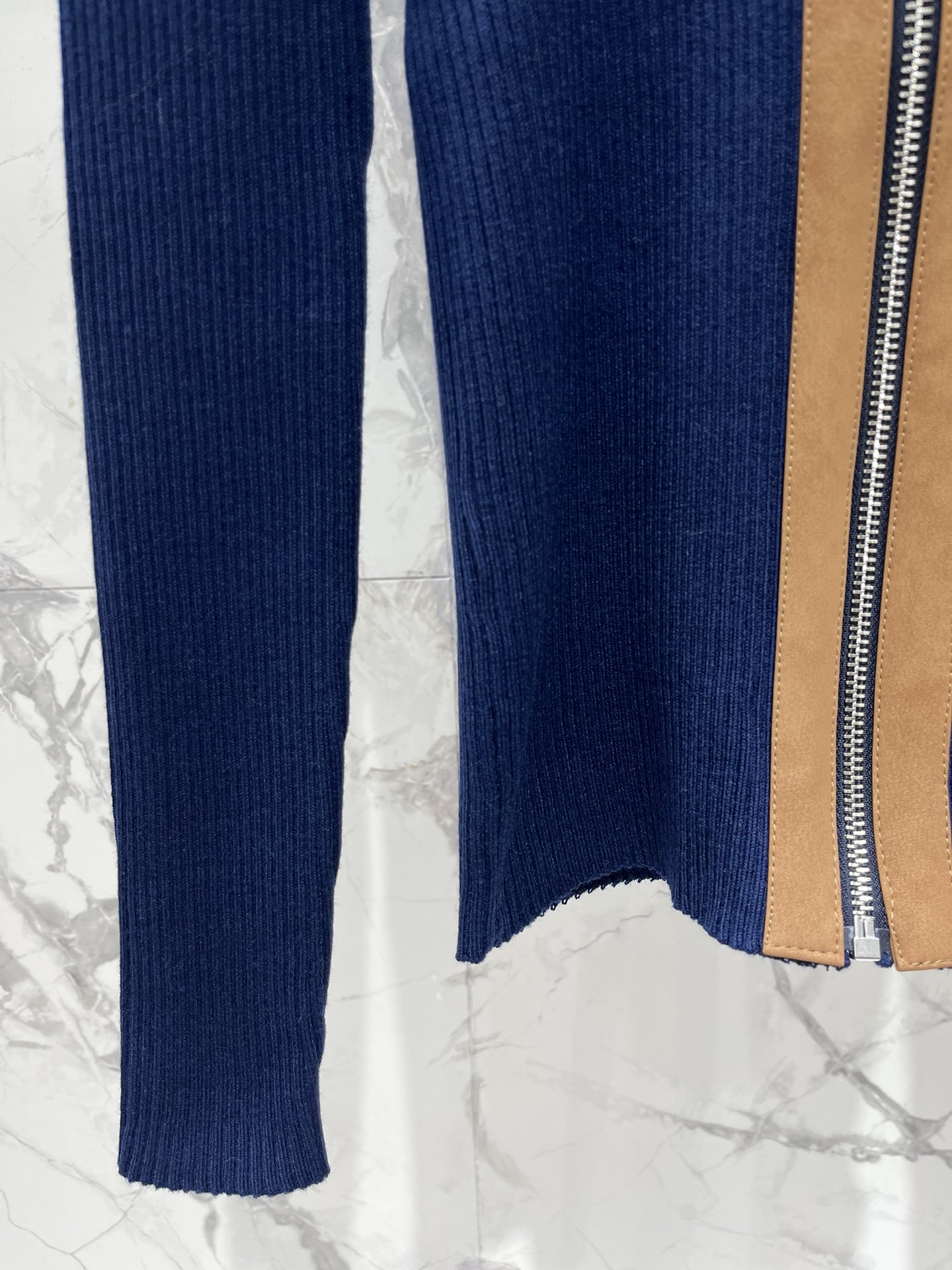 𝗠𝗜𝗨𝗠𝗜𝗨*缪缪法式复古字母刺绣针织开衫独特的法式复古风格吸引住了！整体的设计满满都是复古韵味，仿佛穿