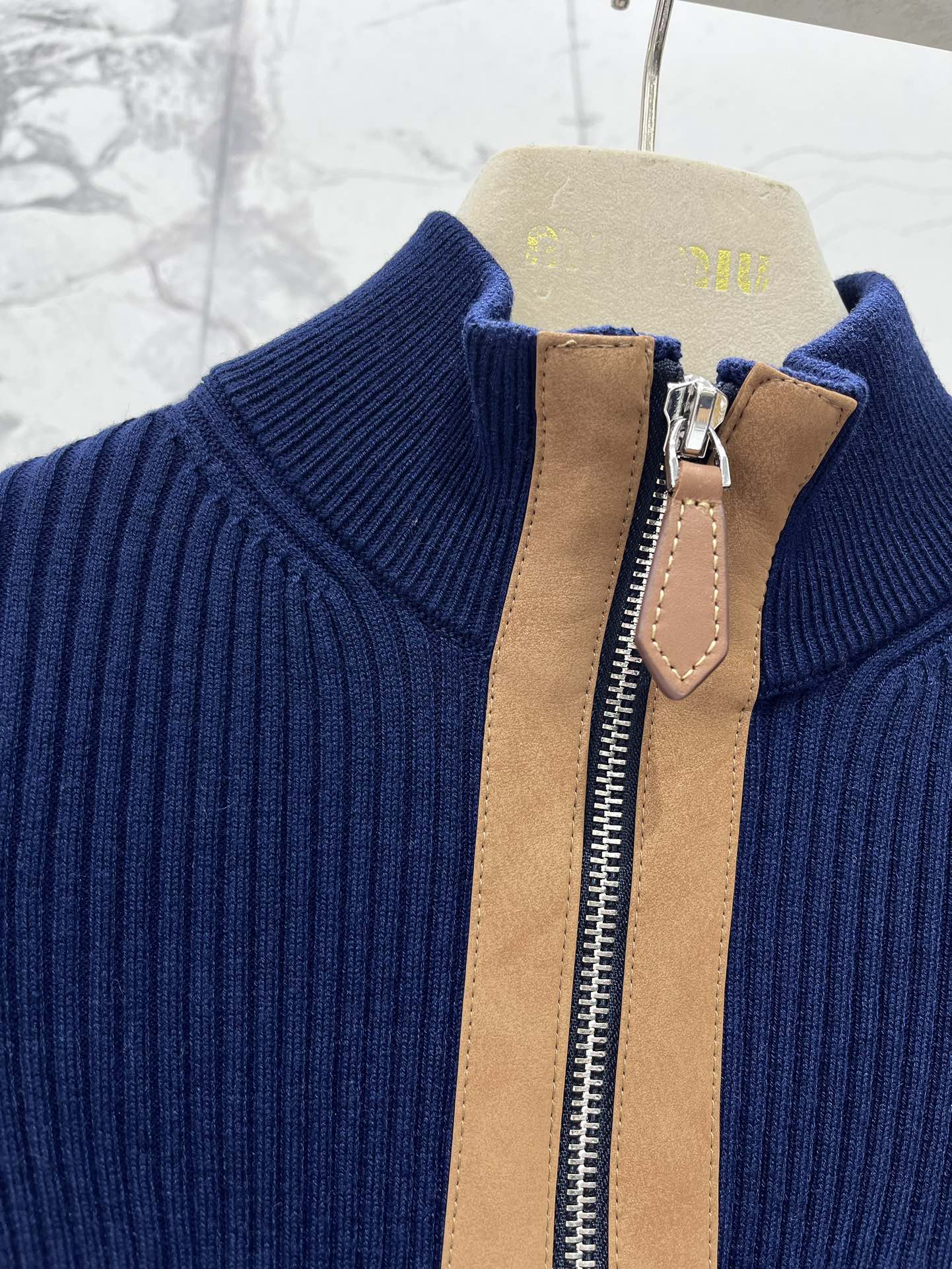 𝗠𝗜𝗨𝗠𝗜𝗨*缪缪法式复古字母刺绣针织开衫独特的法式复古风格吸引住了！整体的设计满满都是复古韵味，仿佛穿