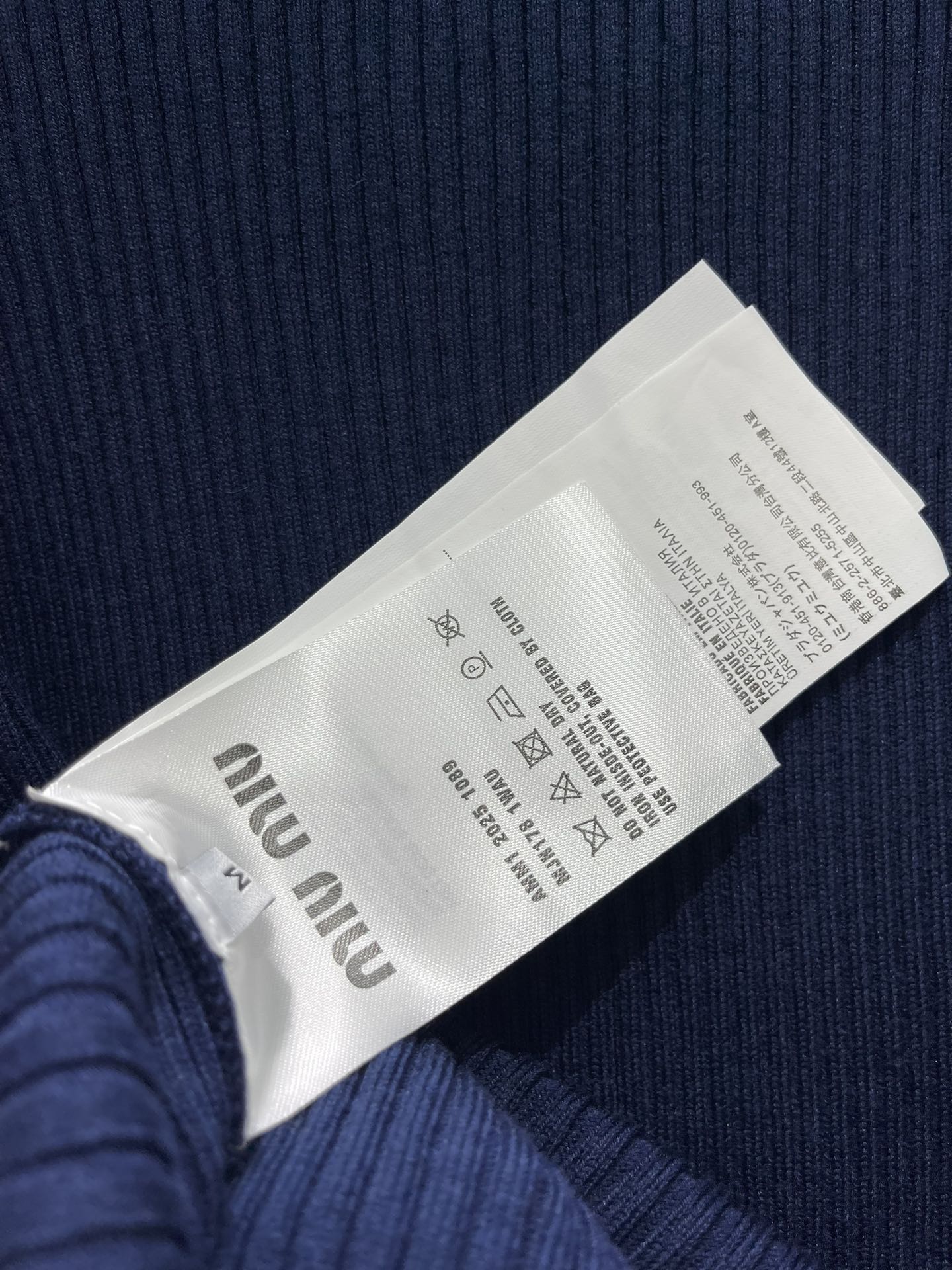 𝗠𝗜𝗨𝗠𝗜𝗨*缪缪法式复古字母刺绣针织开衫独特的法式复古风格吸引住了！整体的设计满满都是复古韵味，仿佛穿